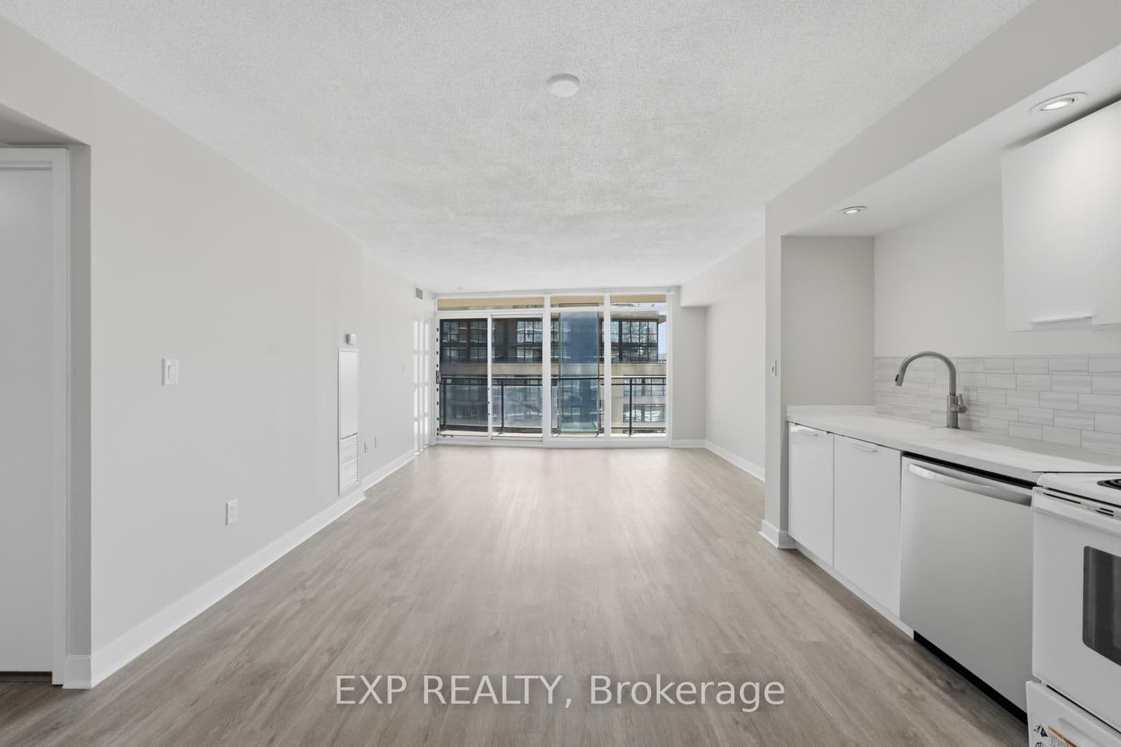 25 Capreol Court 810, Toronto, ON M5V 3Z7