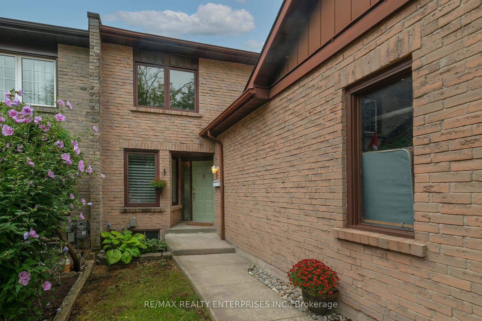 1066 Runnymead Crescent, Oakville, ON L6M 1C4