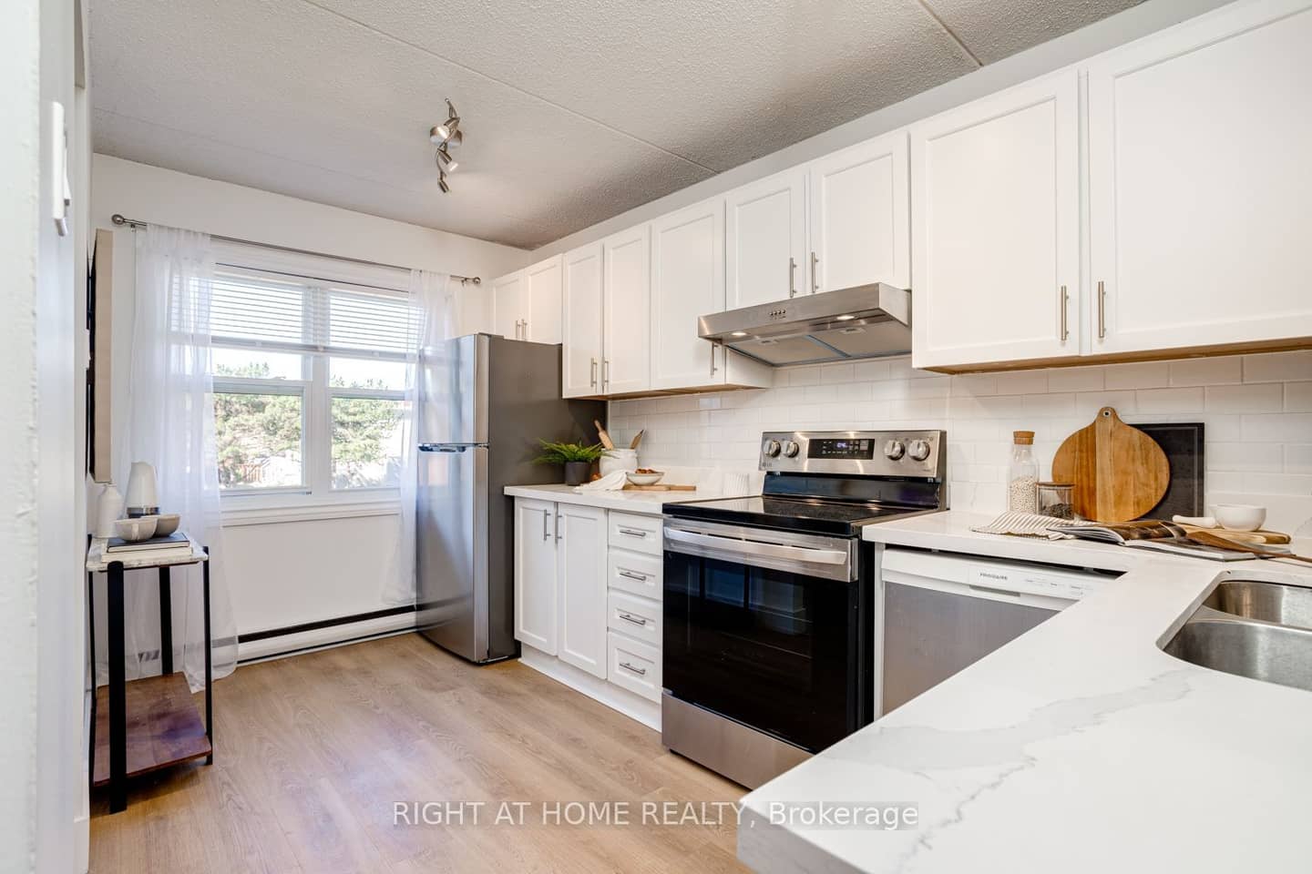 580 Mary Street E 207, Whitby, ON L1N 2R3