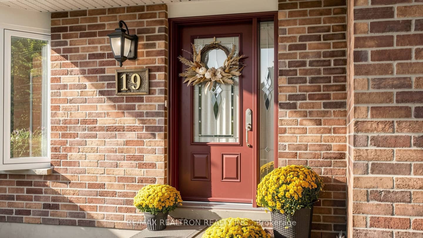 19 Amberglen Court, East Gwillimbury, ON L9N 1J6