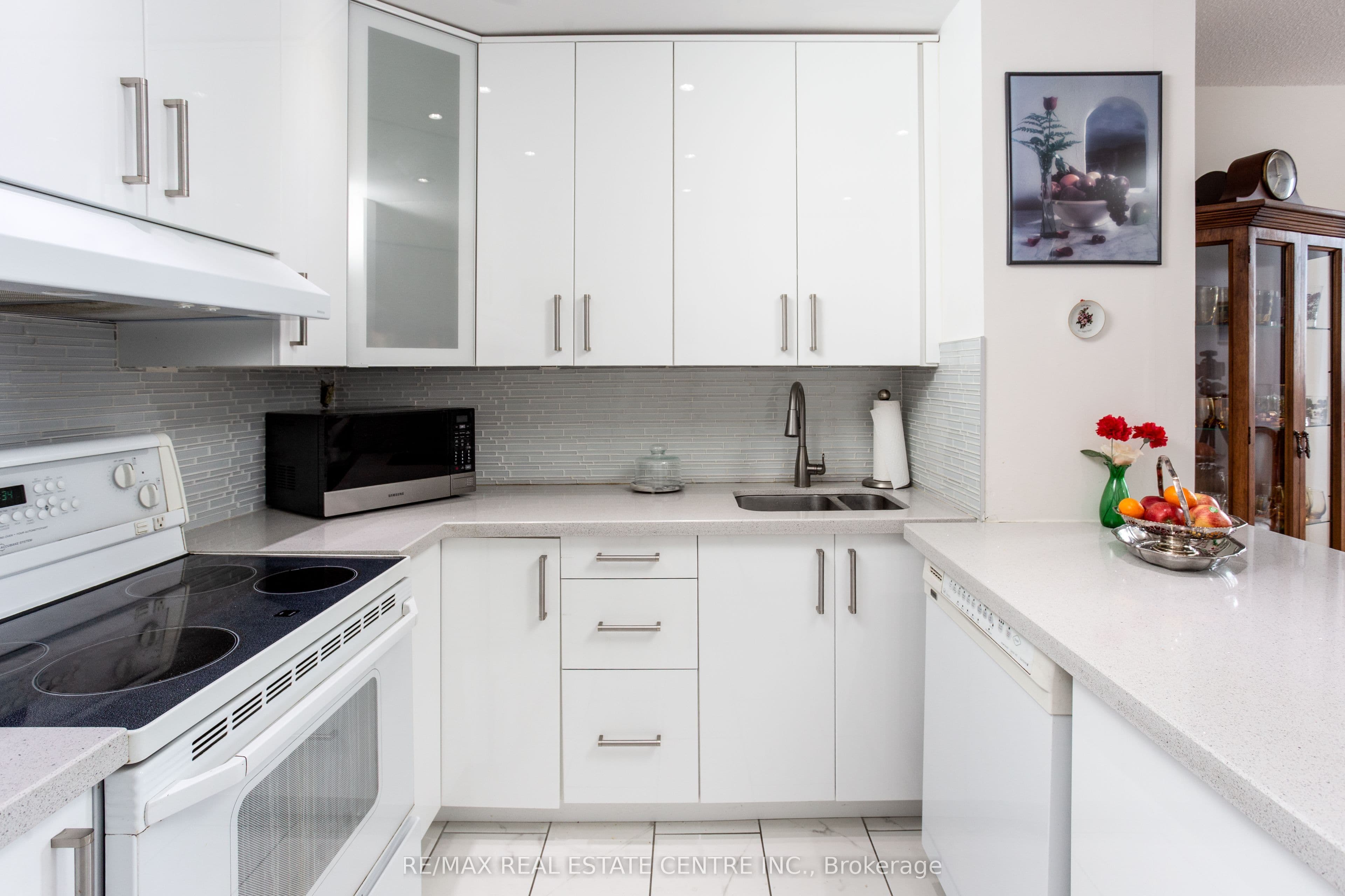 25 Agnes Street PH06(1206), Mississauga, ON L5B 3X7