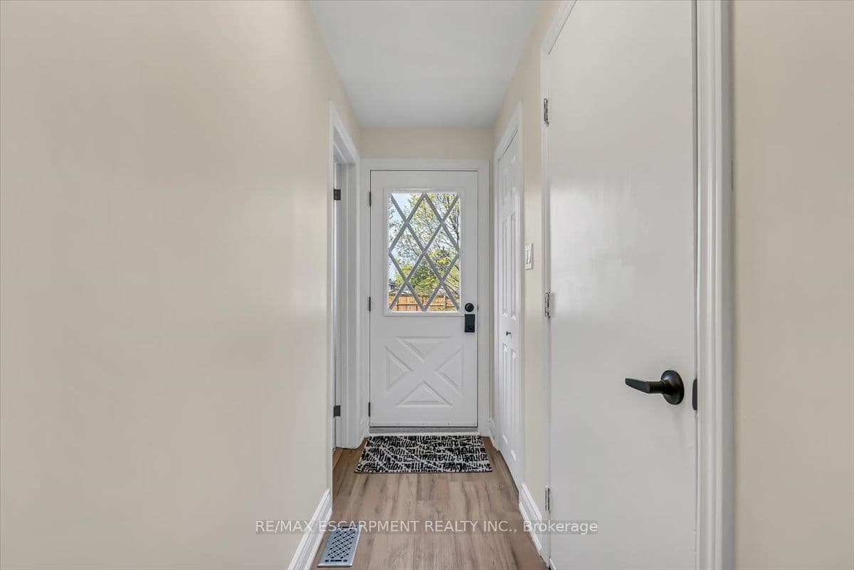 58 Columbia Drive LOWER, Hamilton, ON L9C 3Y2