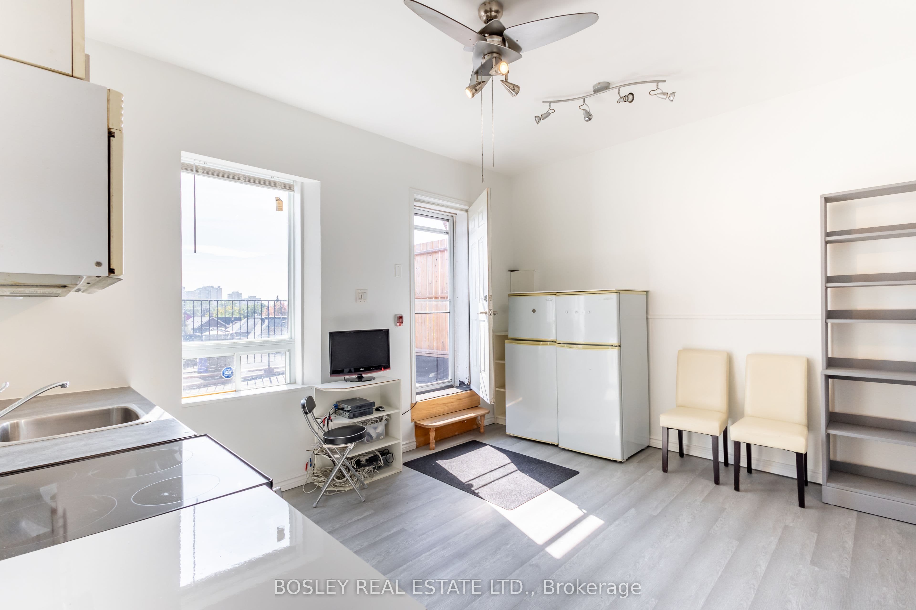 2963 Dundas Street W, Toronto, ON M6P 1Z2