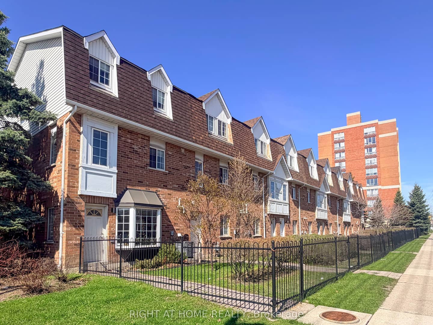 1525 South Parade Court 28, Mississauga, ON L5M 6E9
