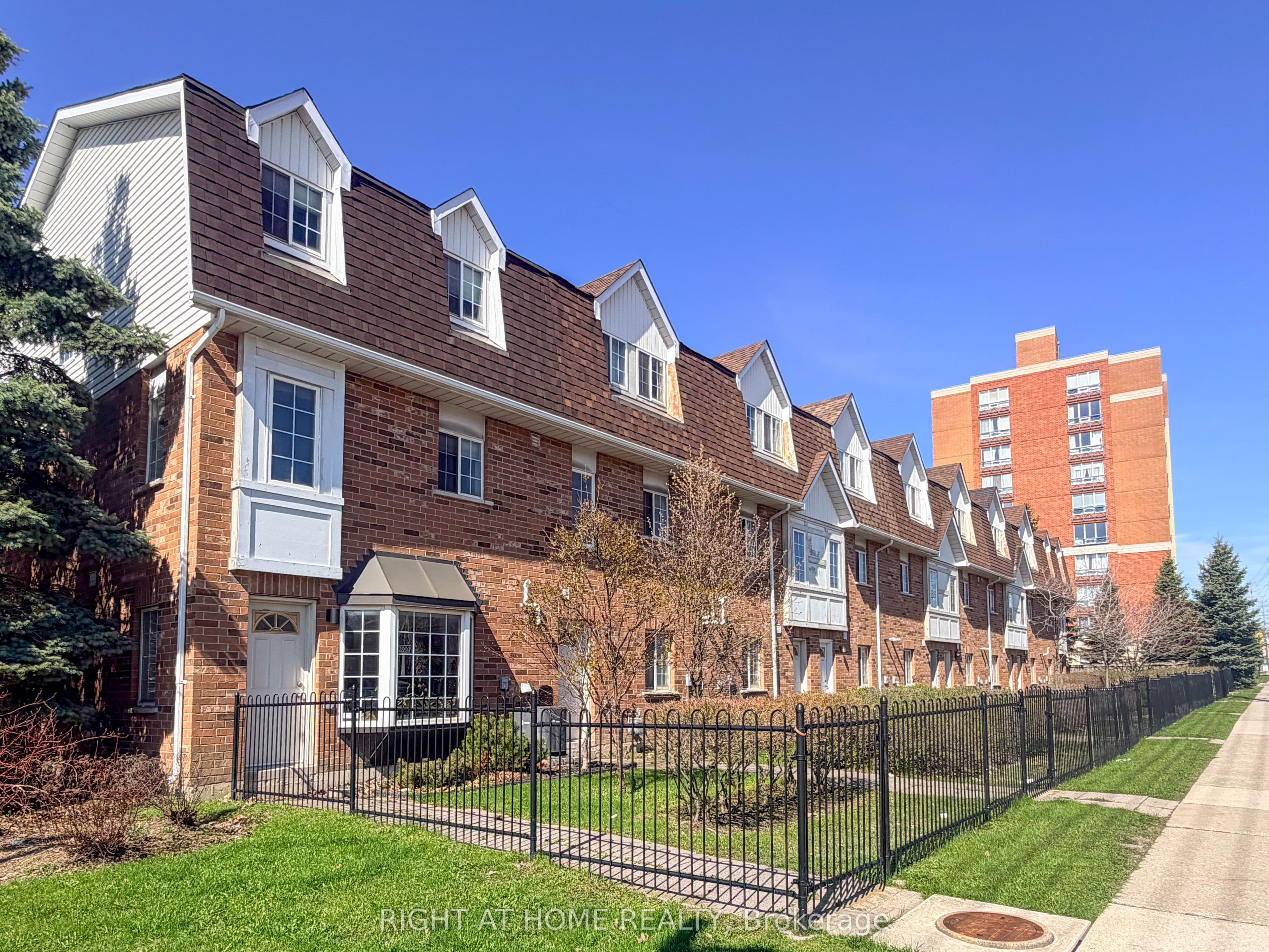 1525 South Parade Court 28, Mississauga, ON L5M 6E9
