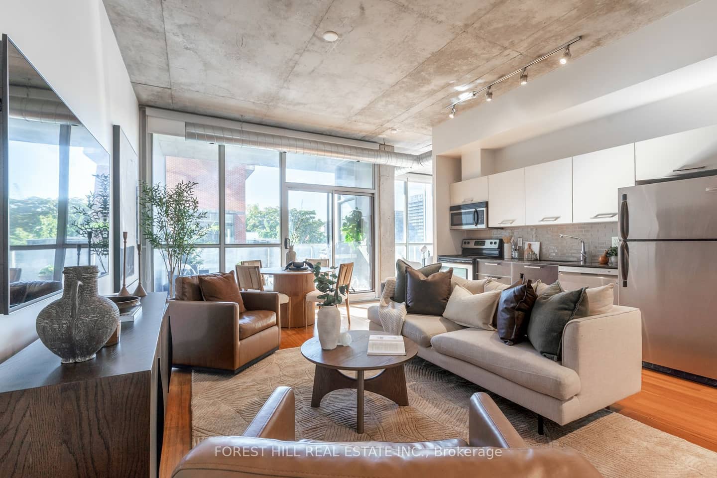 60 Bathurst Street 415, Toronto, ON M5V 2P4