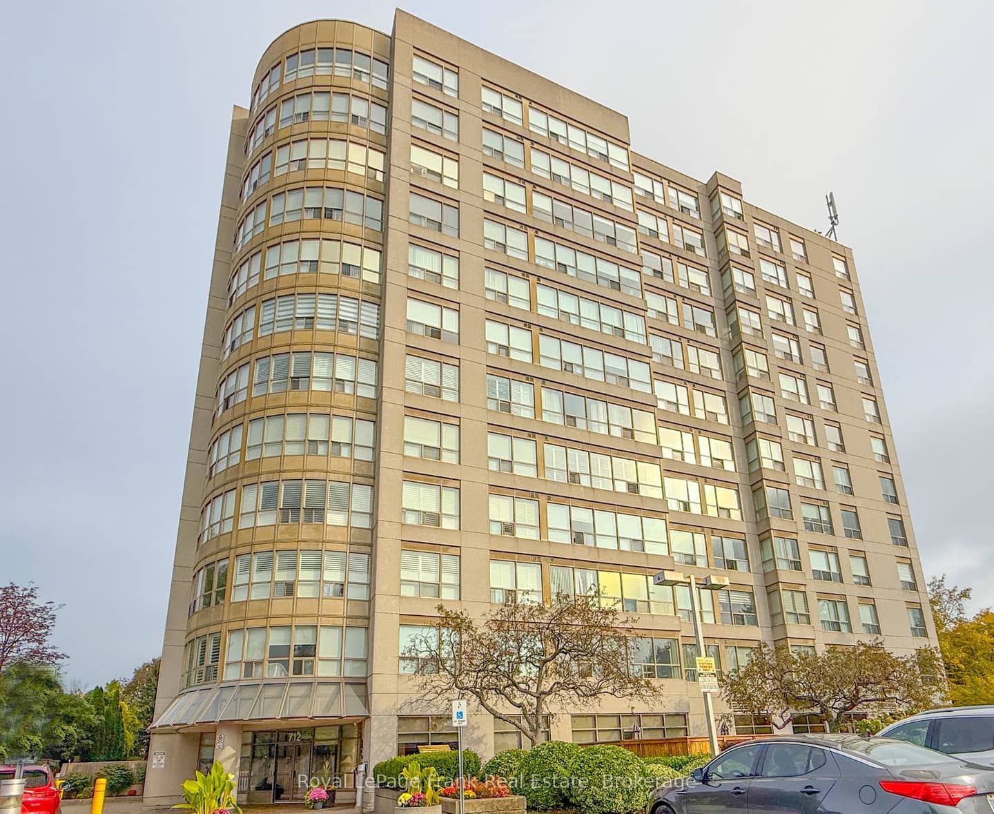 712 Rossland Road E 213, Whitby, ON L1N 9E8