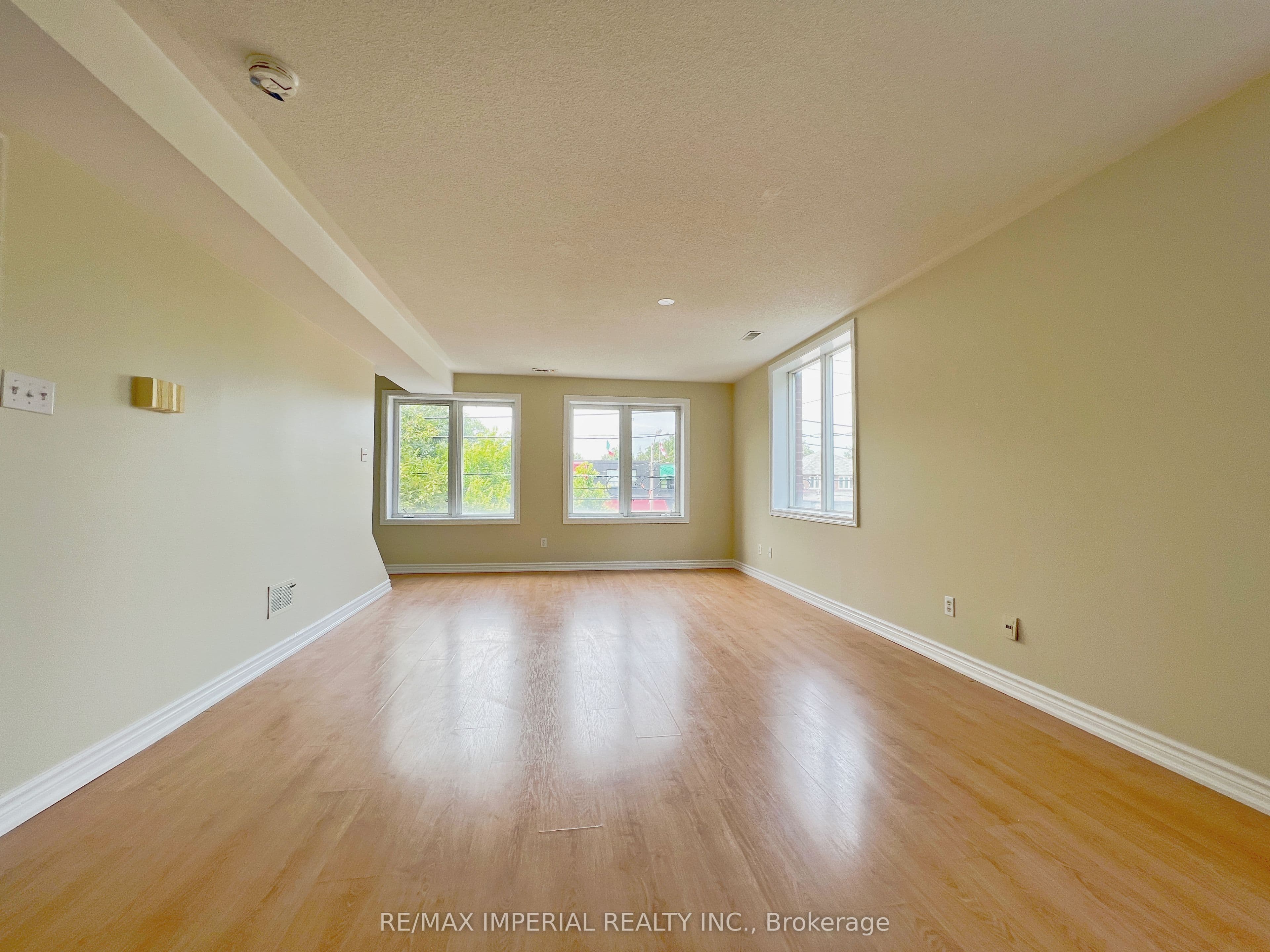 621A The Queensway, Toronto, ON M8Y 1K4