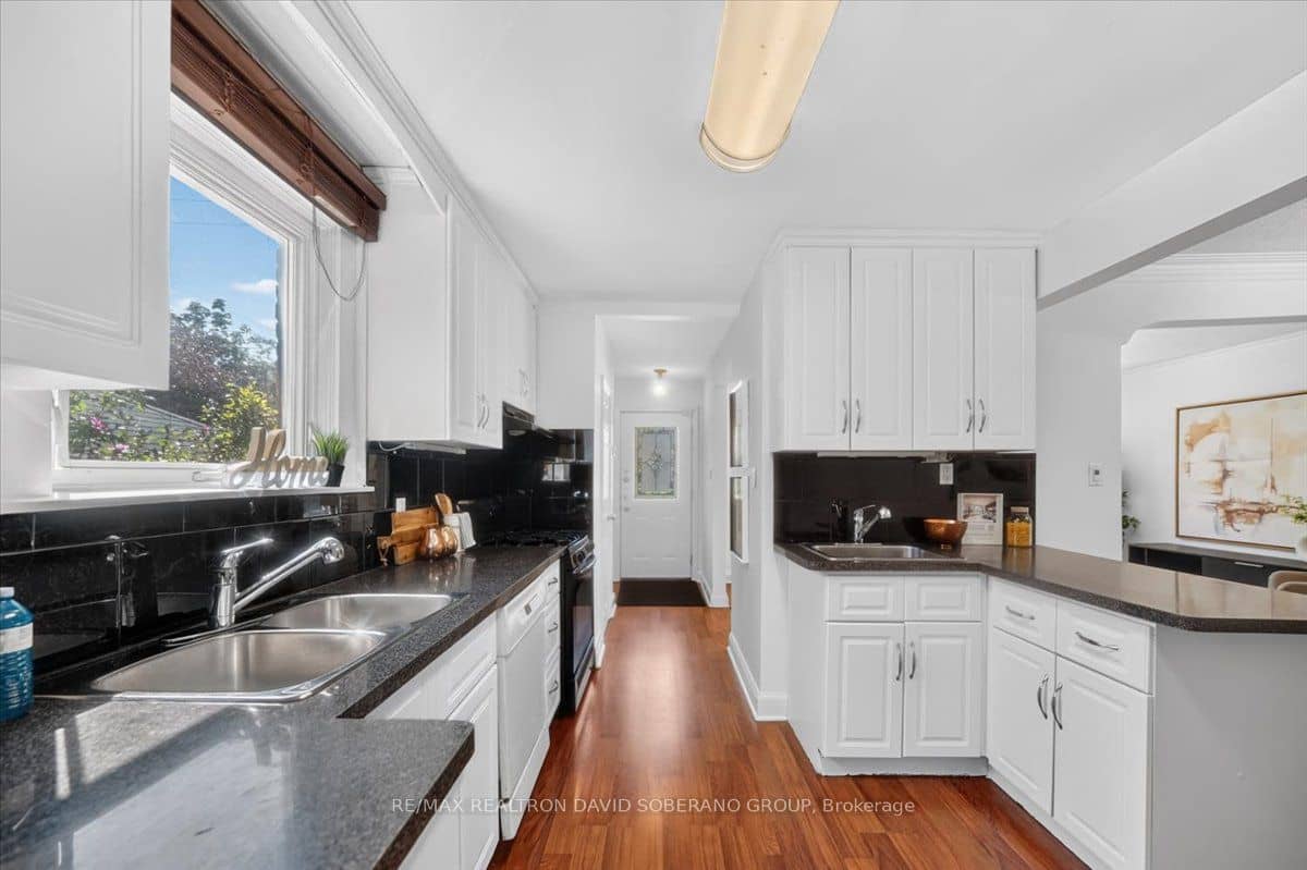 122 Mcgillivray Avenue, Toronto, ON M5M 2Y6