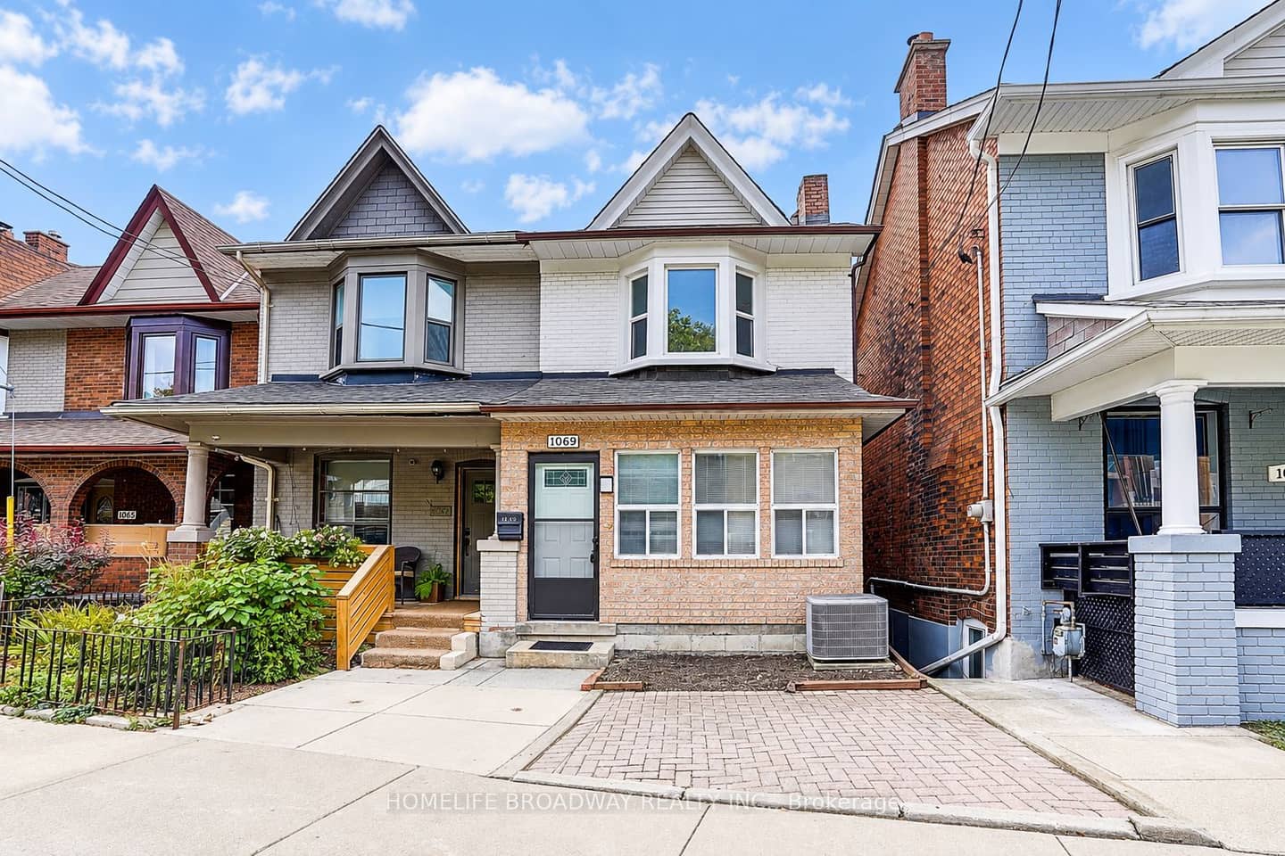 1069 Davenport Road, Toronto, ON M6G 2C2