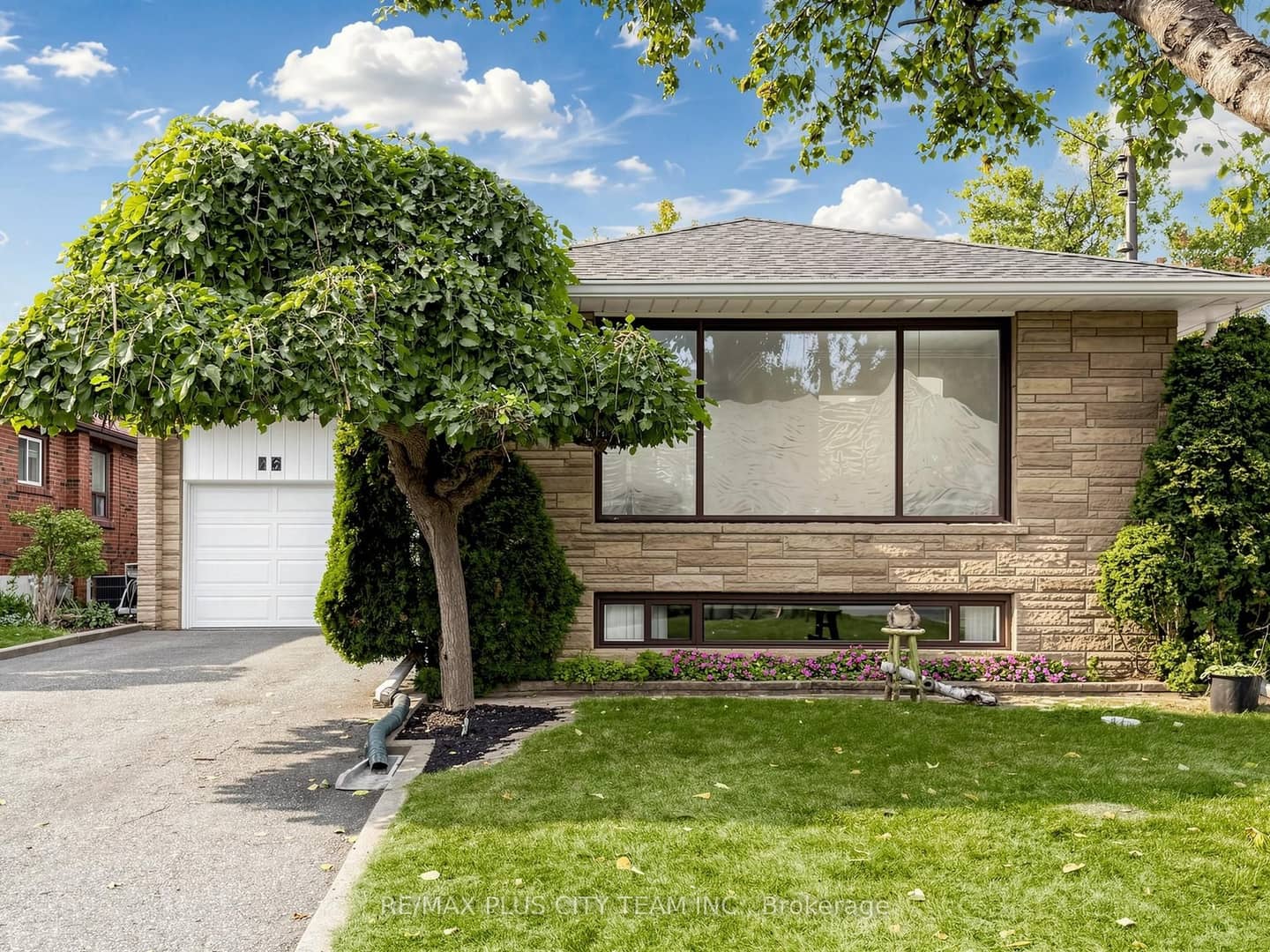 16 Holford Crescent, Toronto, ON M1T 1M1
