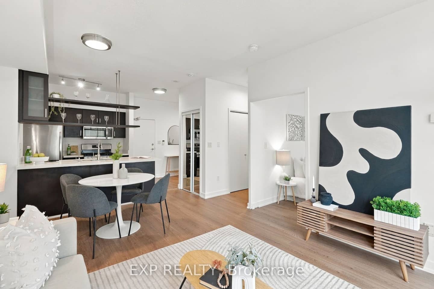 9 Spadina Avenue 301, Toronto, ON M5V 3V5