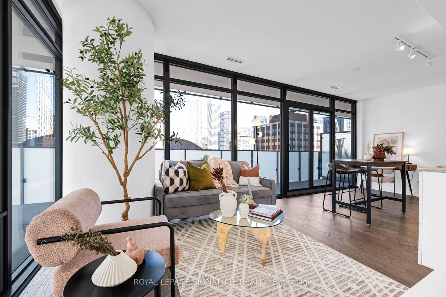 25 Richmond Street E 1212, Toronto, ON M5C 0A6