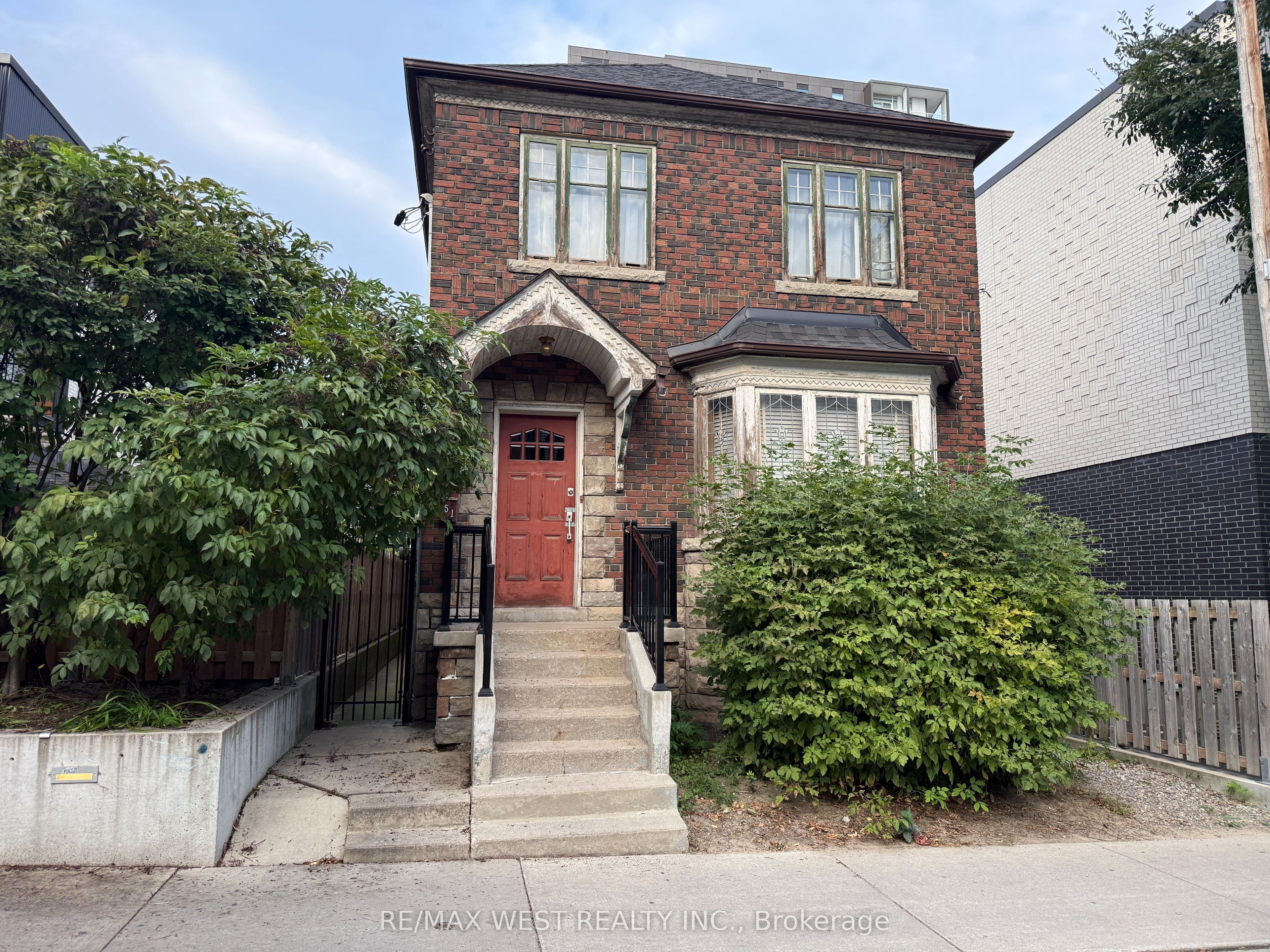 51 Augusta Avenue, Toronto, ON M5T 2K9