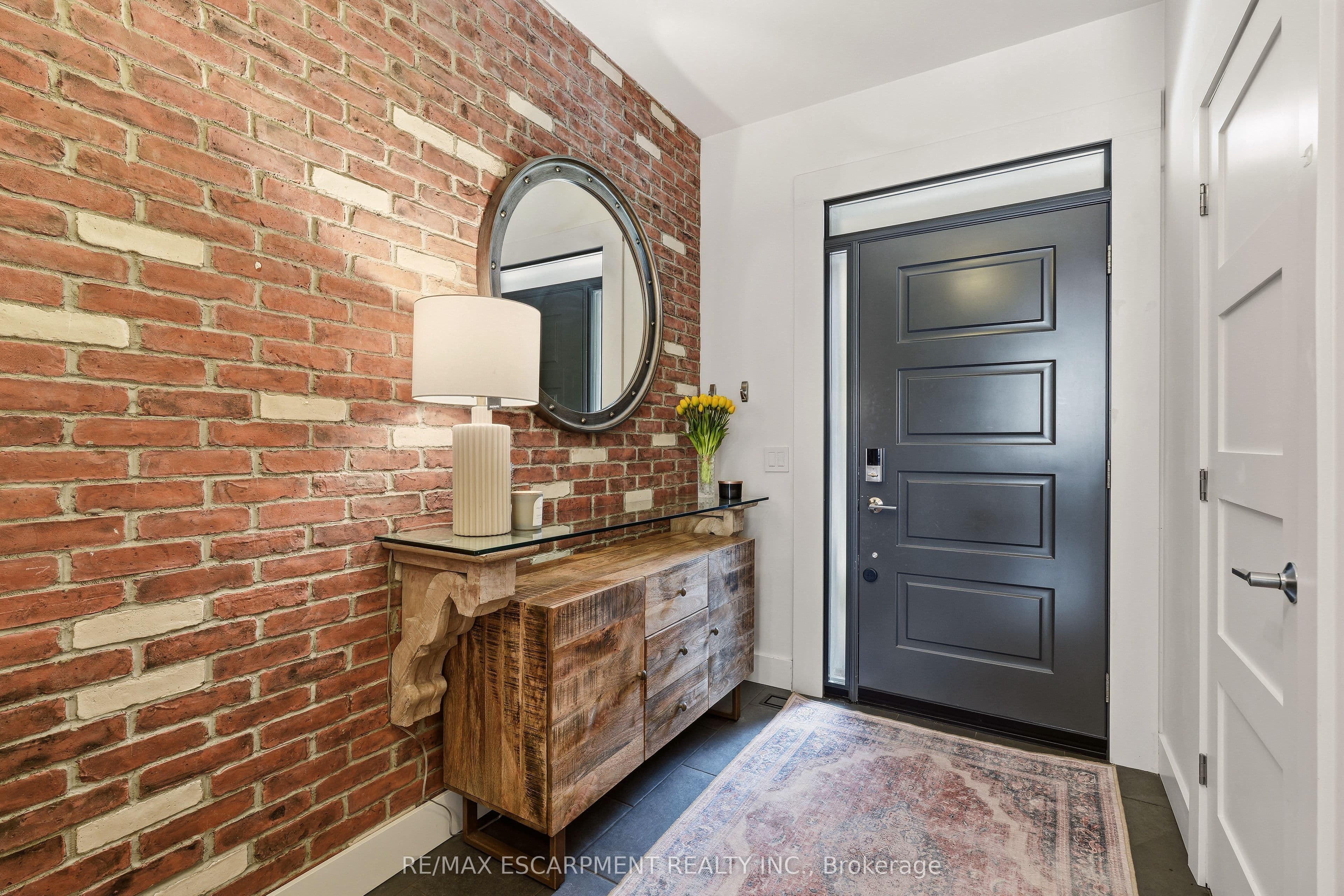 5056 New Street 4, Burlington, ON L7L 0H4