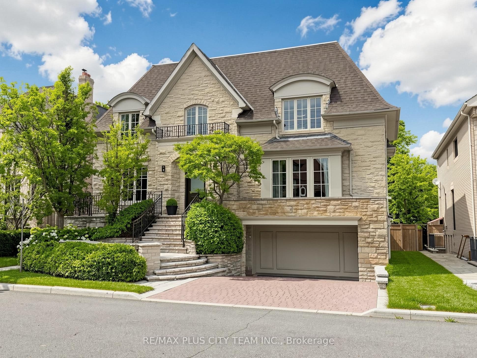 208 Carmichael Avenue, Toronto, ON M5M 2X3