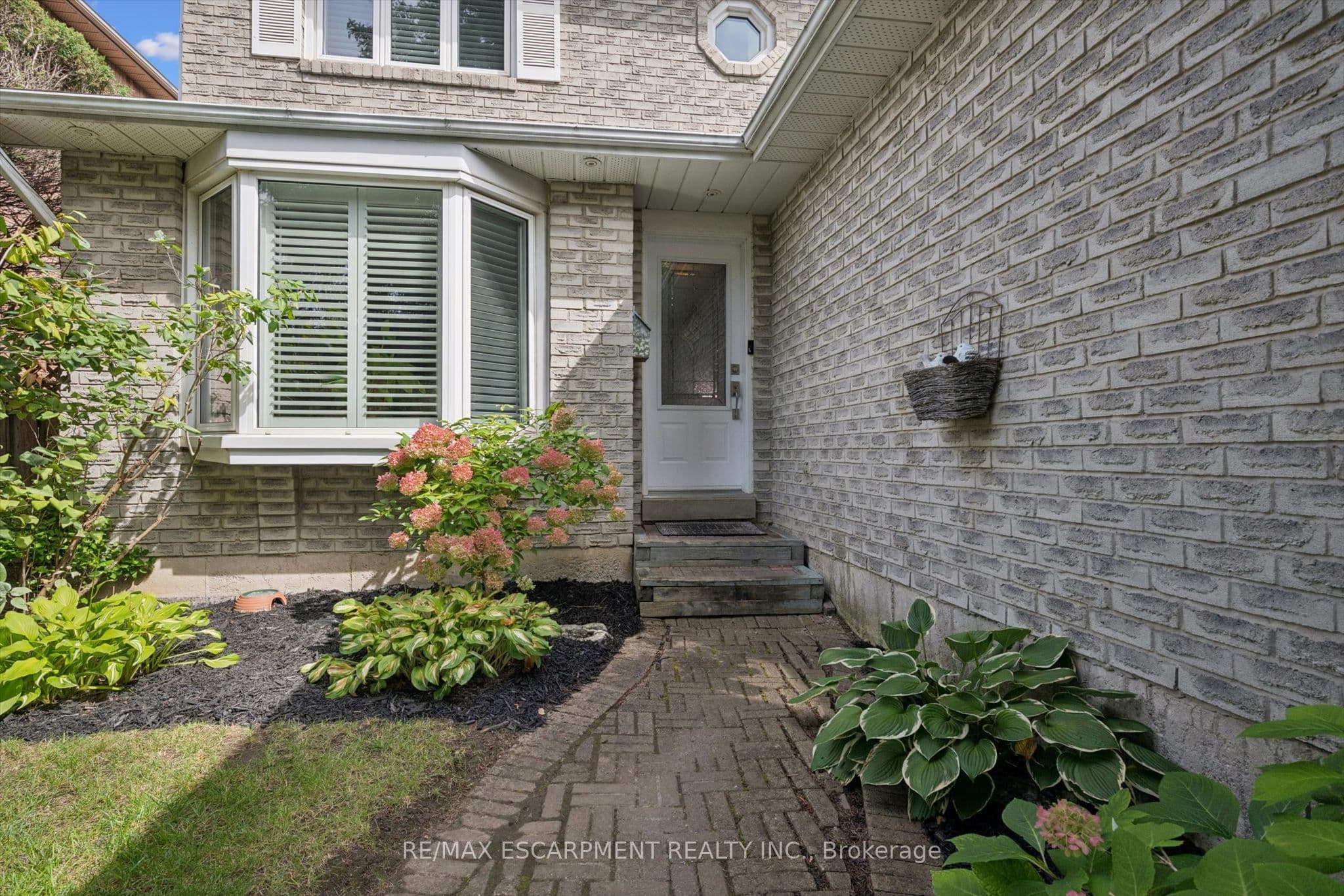 2203 Robin Drive, Mississauga, ON L5K 2L5