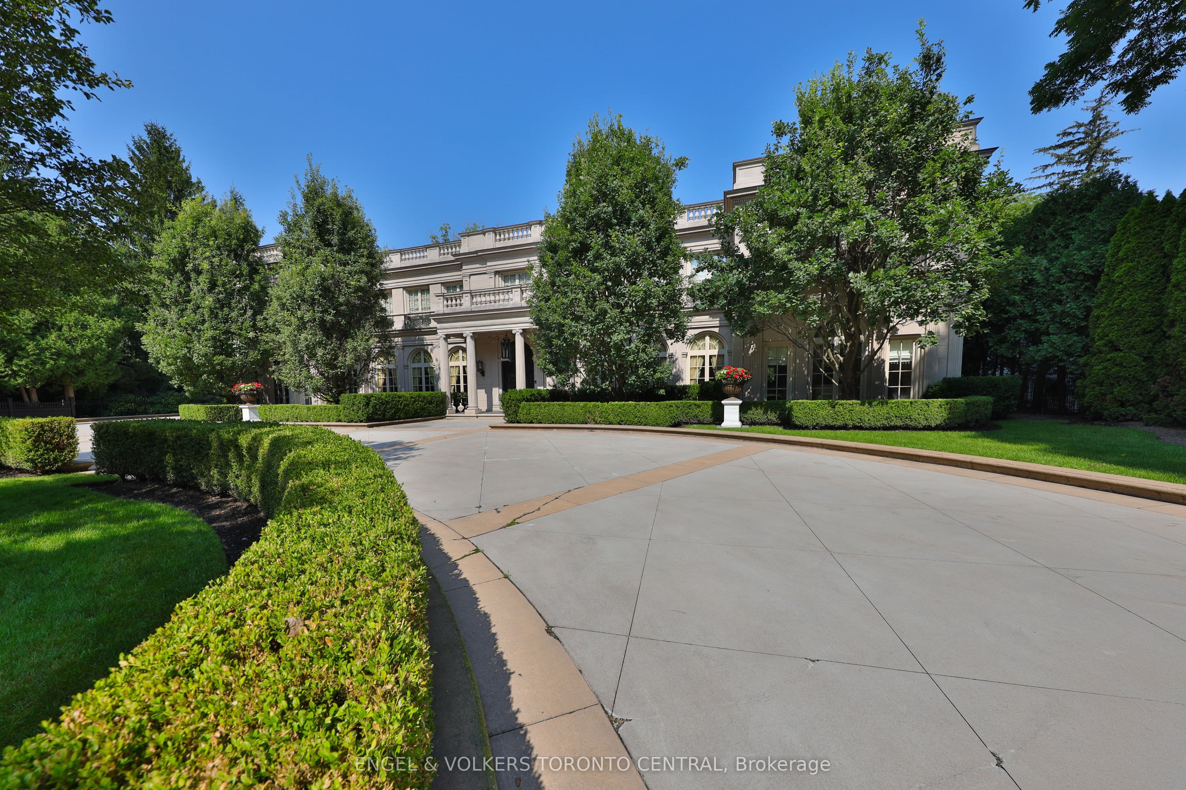 489 Lakeshore Road E, Oakville, ON L6J 1K4