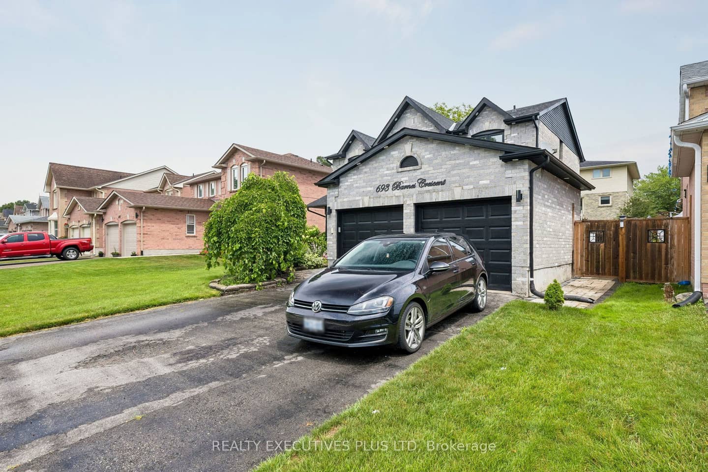 693 Barnes Crescent, Oshawa, ON L1J 8K2
