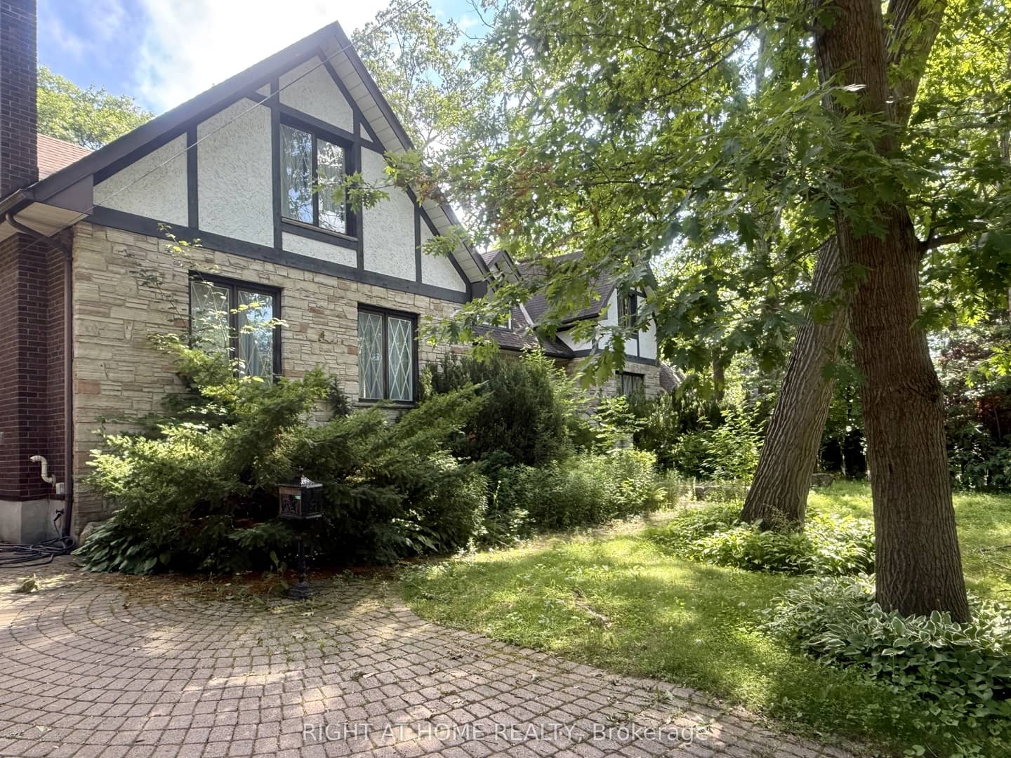 2123 Gordon Drive, Mississauga, ON L5B 1S6