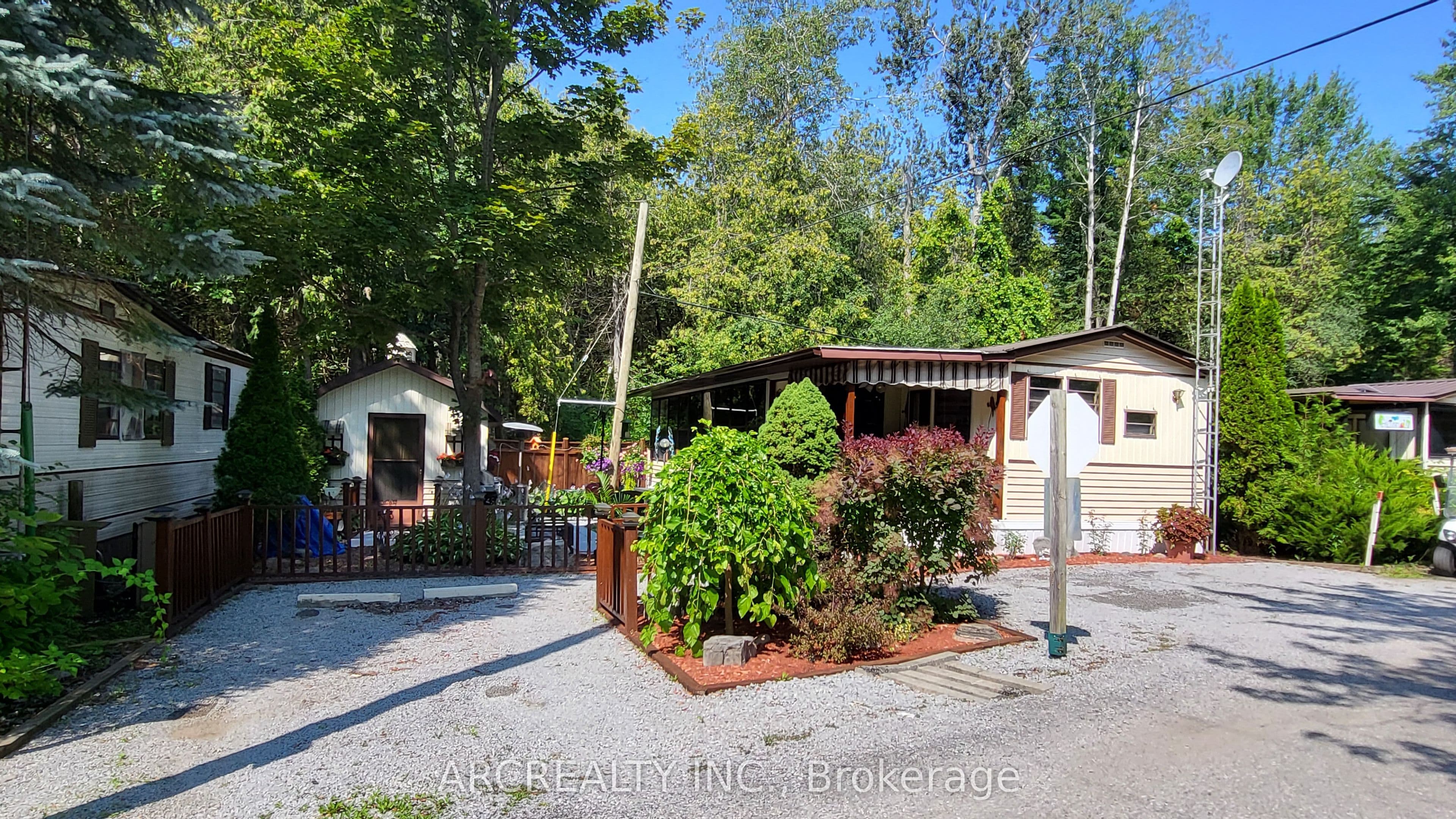 27 Horseshoe Circle, Georgina, ON L0E 1N0