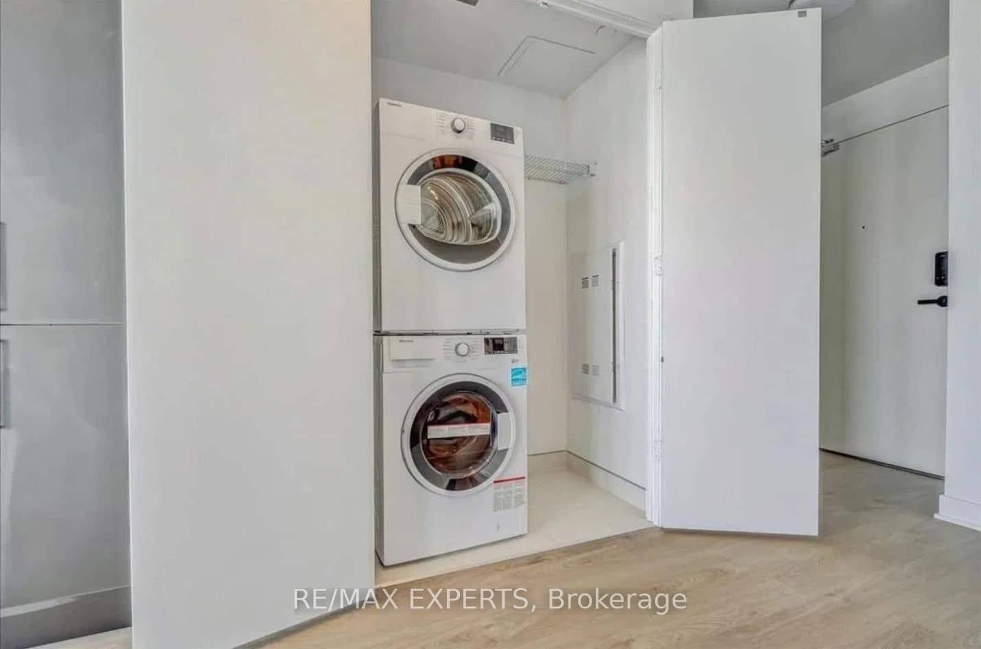3900 Confederation Parkway 2710, Mississauga, ON L5B 0M3