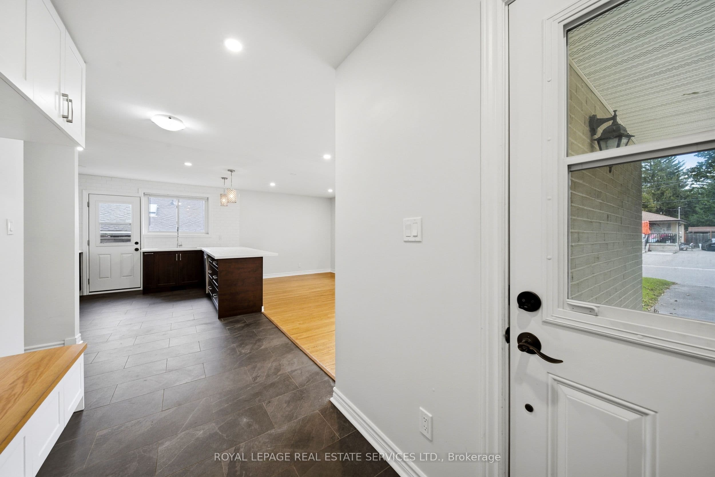 6 Corbett Crescent Main, Aurora, ON L4G 2G1