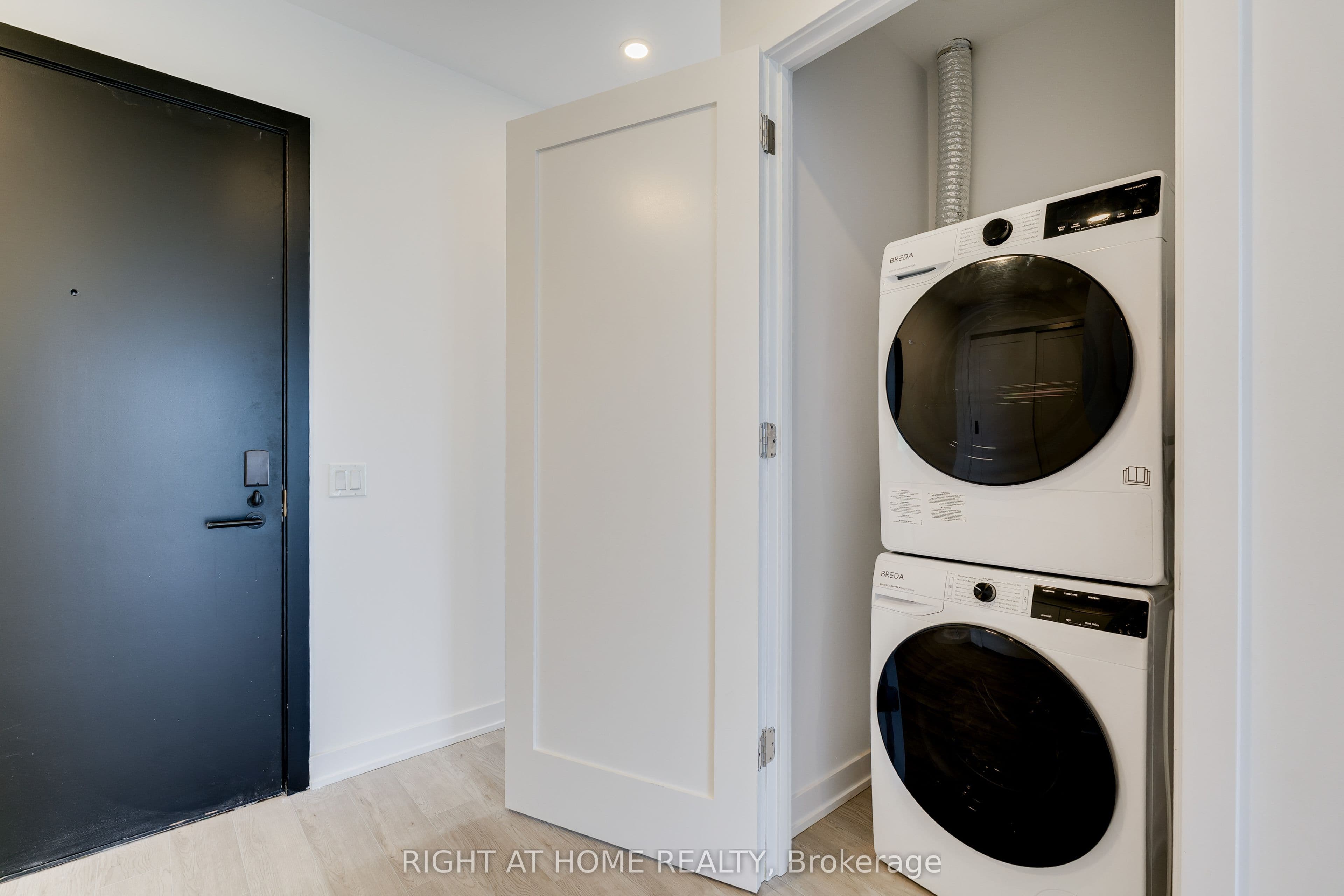 2946 Dundas Street W 618, Toronto, ON M6P 1Y8
