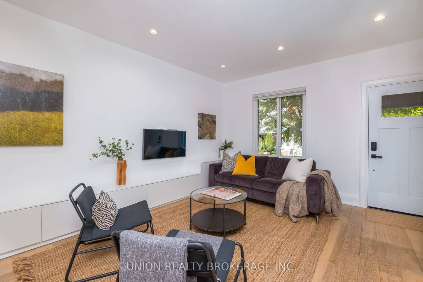 17 Ashland Avenue, Toronto, ON M4L 1J9