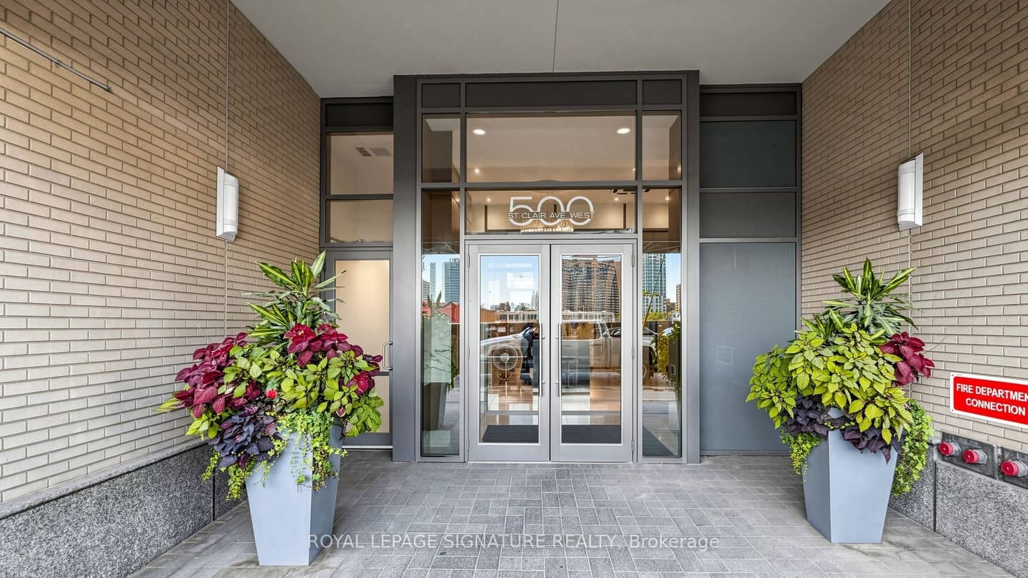 500 St Clair Avenue W 402, Toronto, ON M6C 1A8