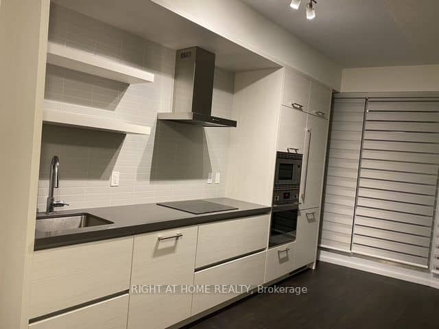 2221 Yonge Street 1205, Toronto, ON M4S 2B4