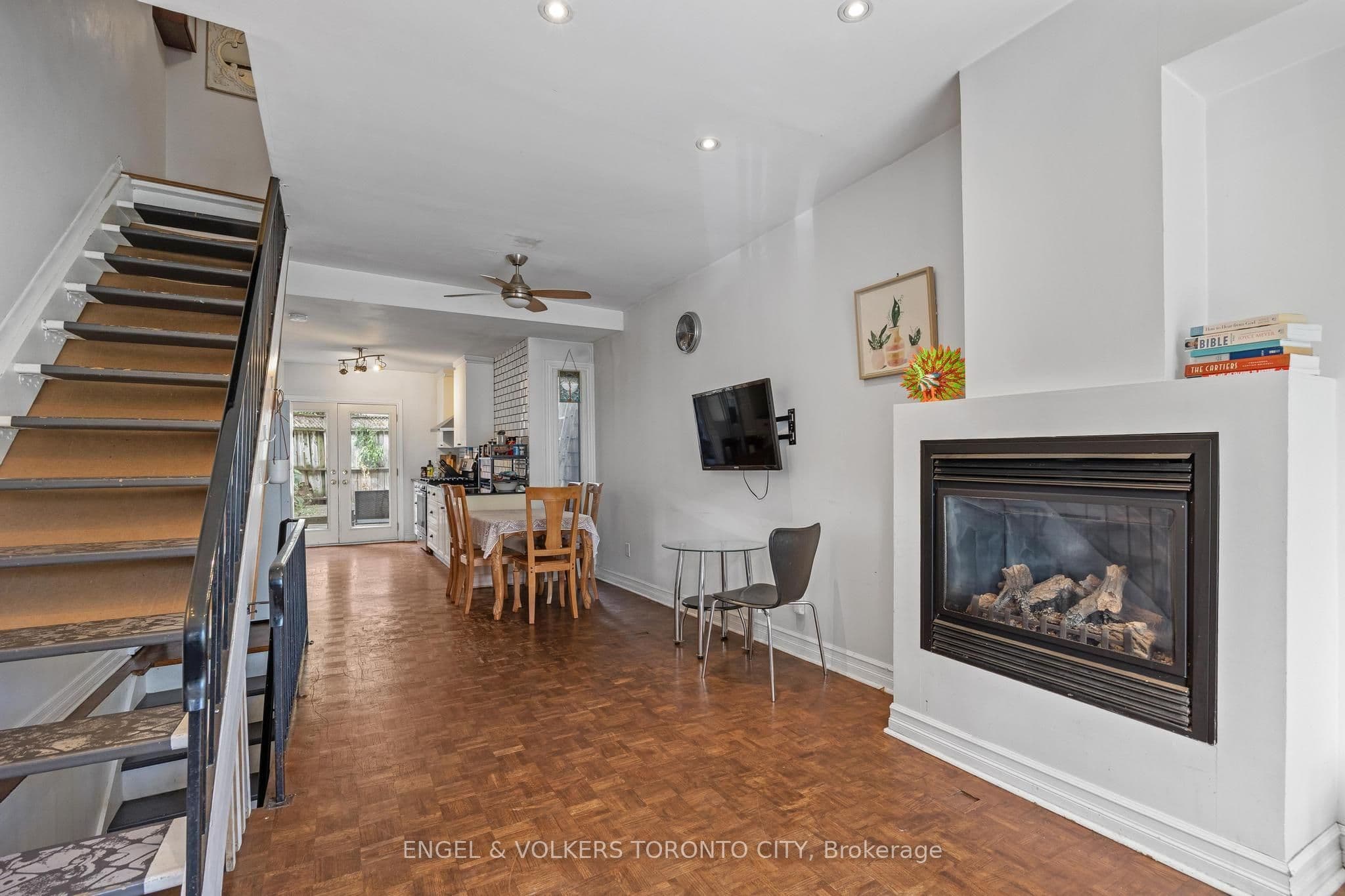 14 Kensington Place, Toronto, ON M5T 2K4