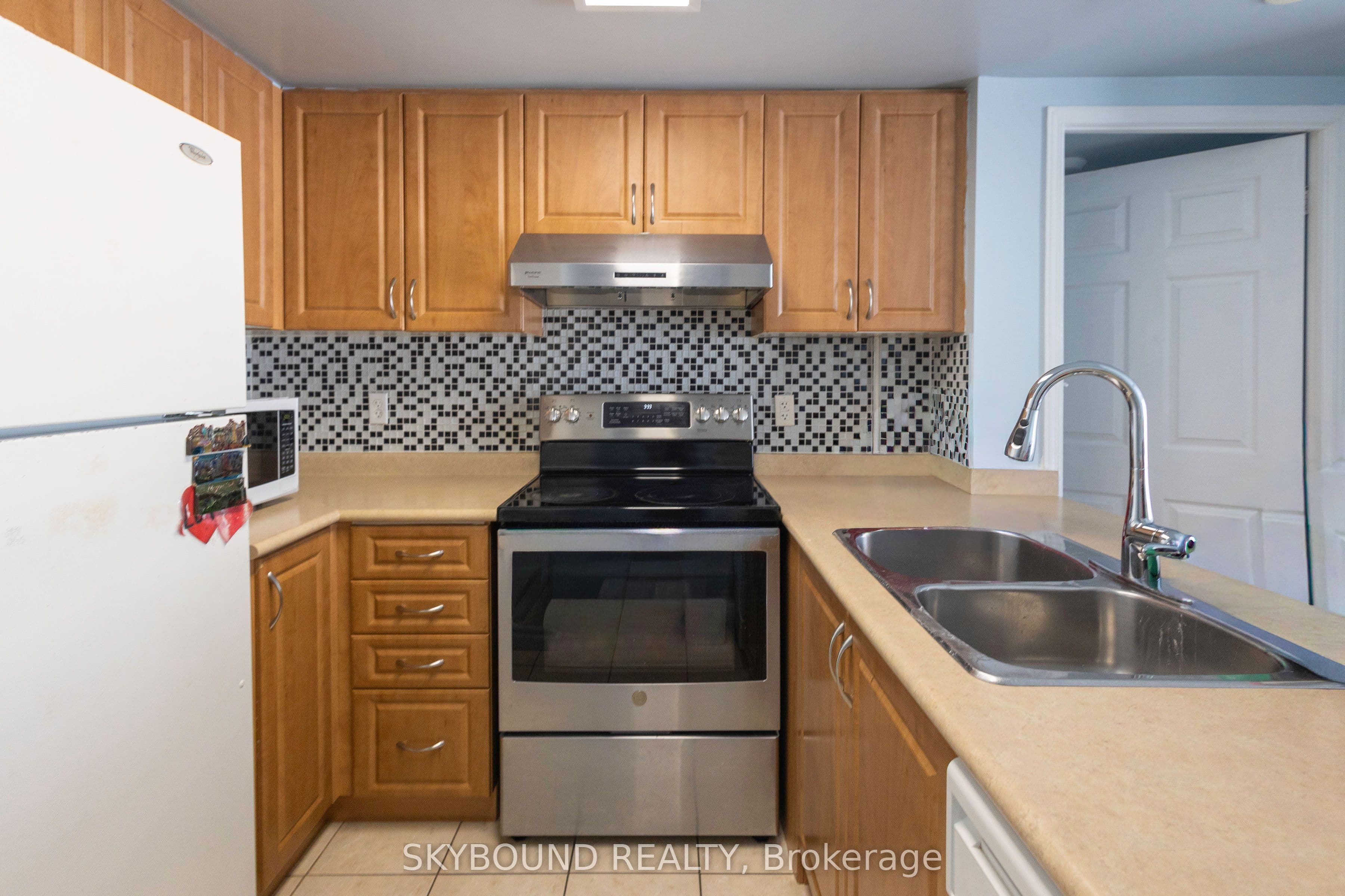 3043 Finch Avenue W 2033, Toronto, ON M9M 0A4