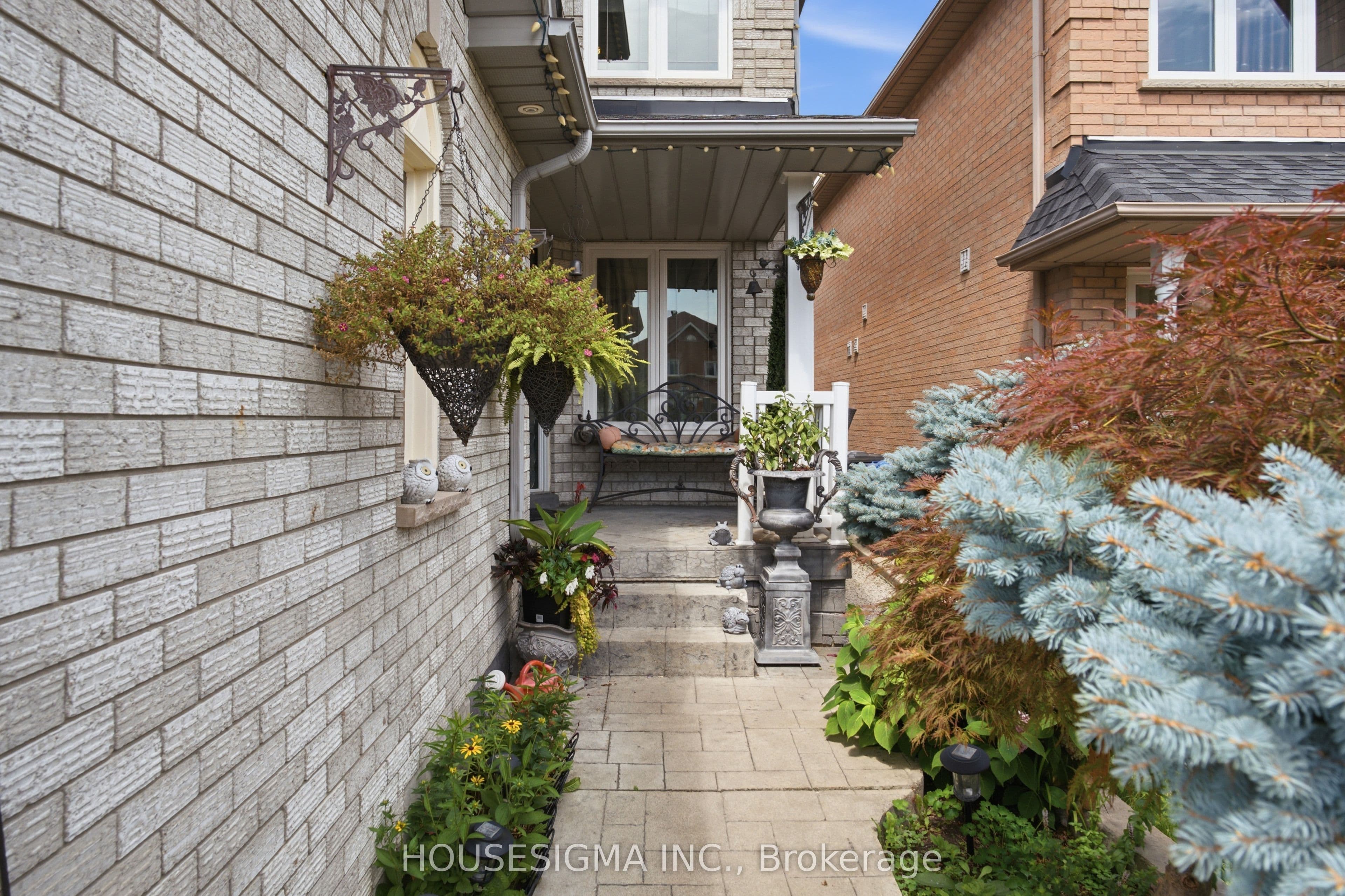 902 Applecroft Circle, Mississauga, ON L5V 2A7