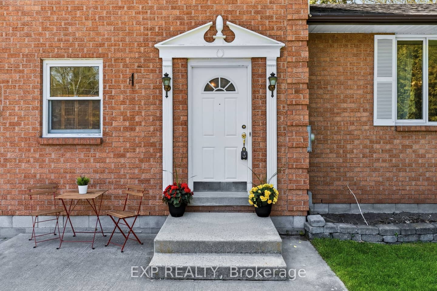 32 Louisa Street, Georgina, ON L0E 1L0