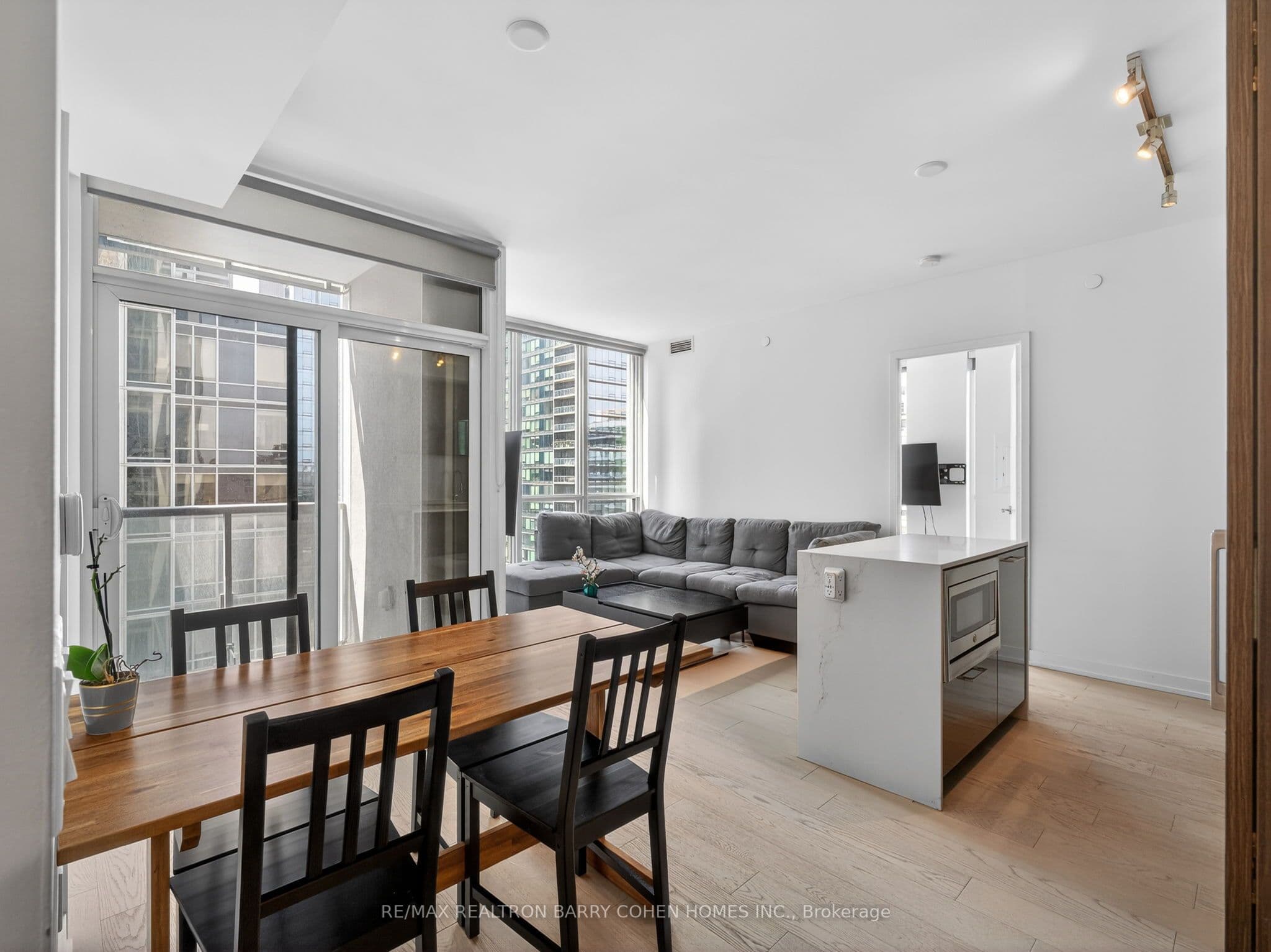 1 Yorkville Avenue 905, Toronto, ON M4W 1L1
