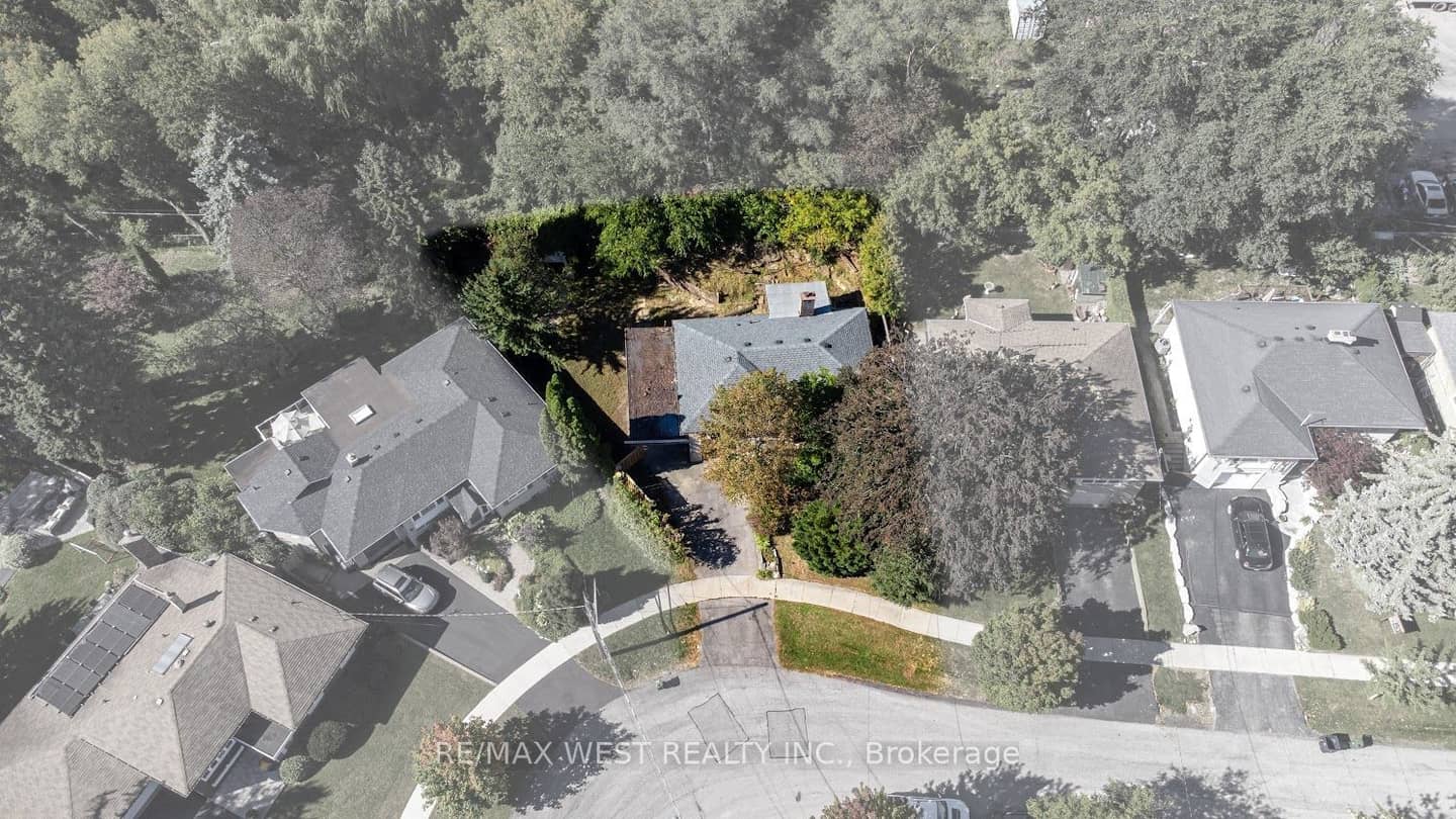 39 Mcmanus Road, Toronto, ON M9P 2J9