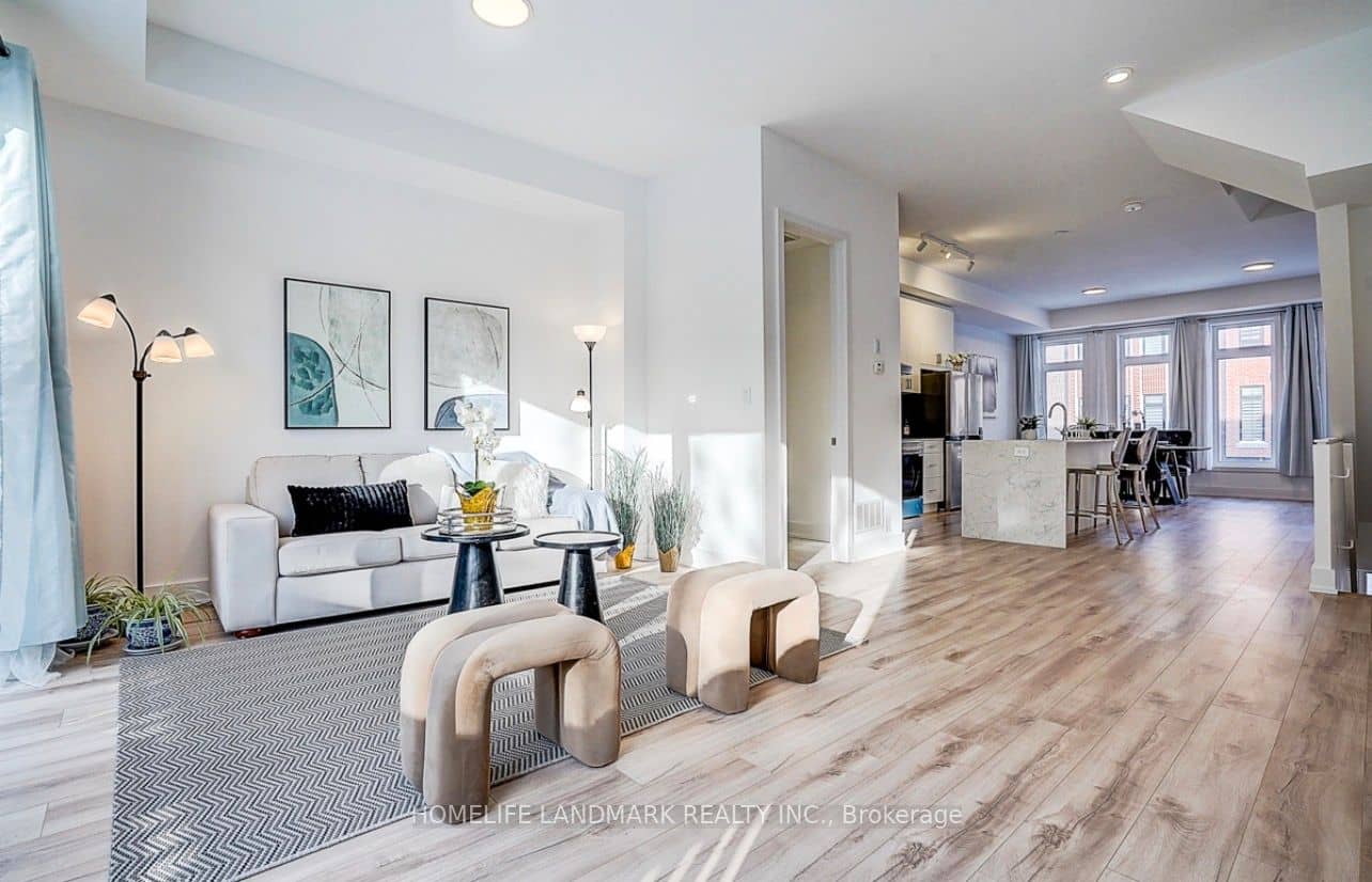 27 Chestnut Court, Aurora, ON L4G 4A4