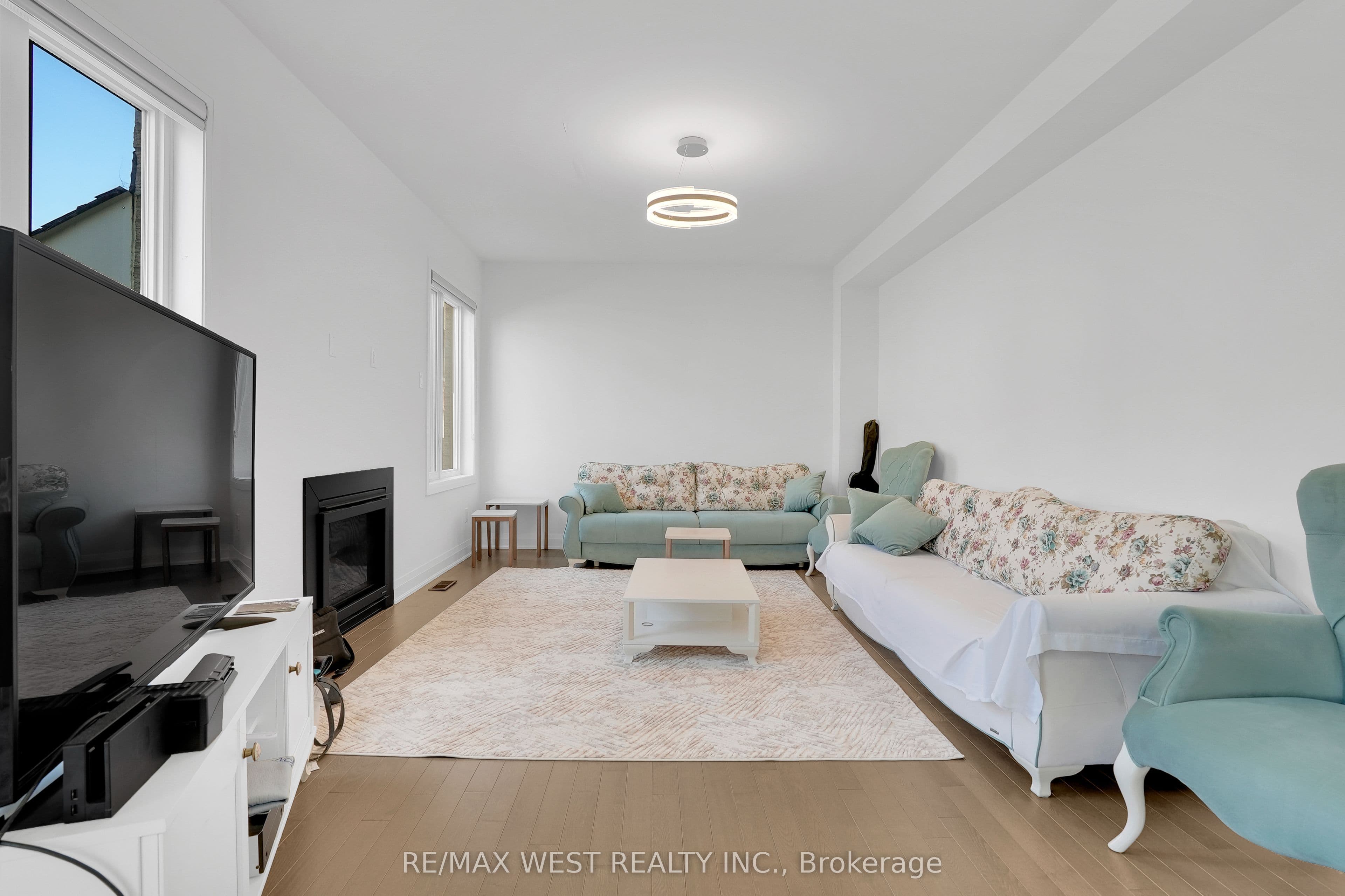 206 Dog Wood Boulevard, East Gwillimbury, ON L9N 0X1