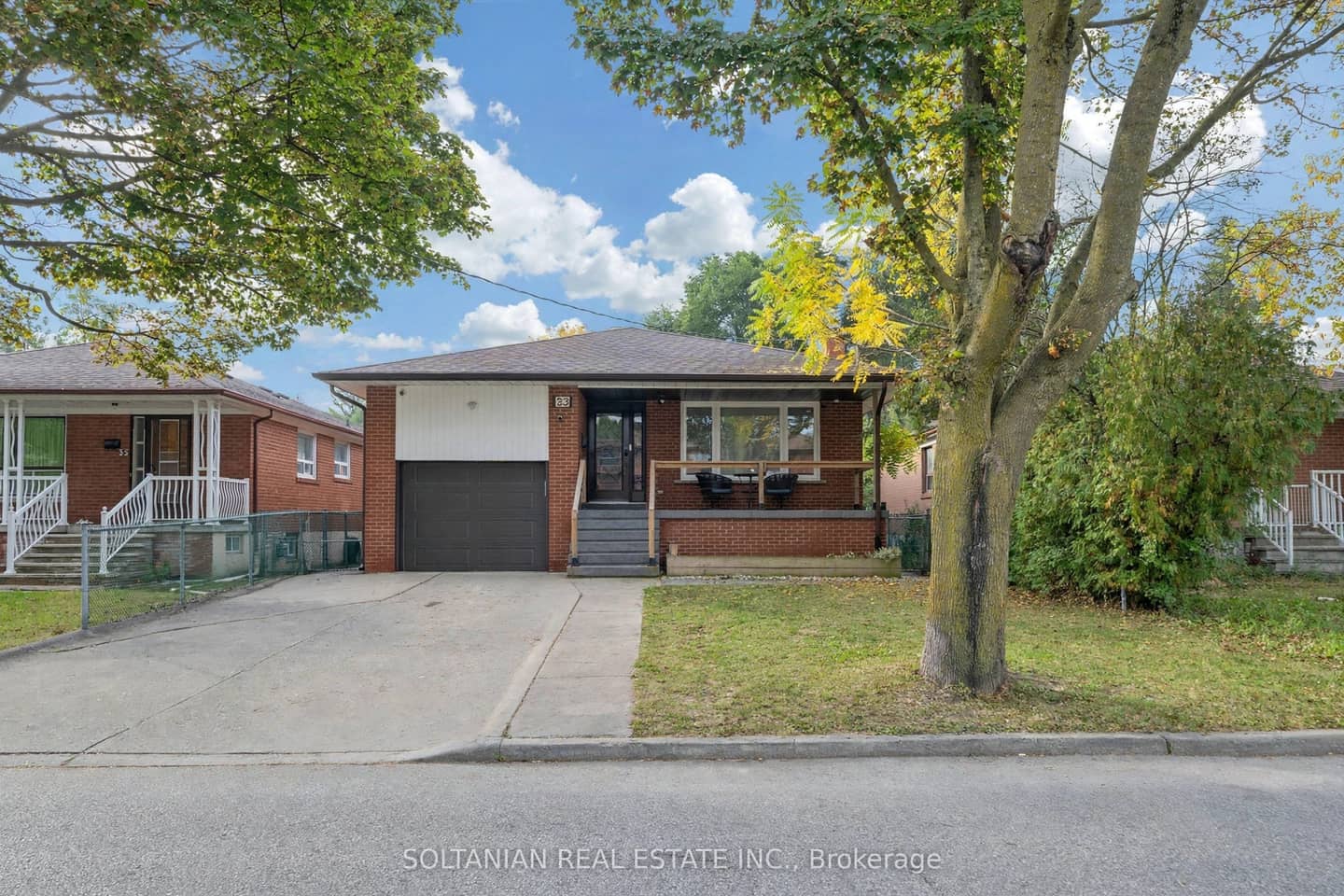 33 Madawaska Avenue, Toronto, ON M2M 2R1