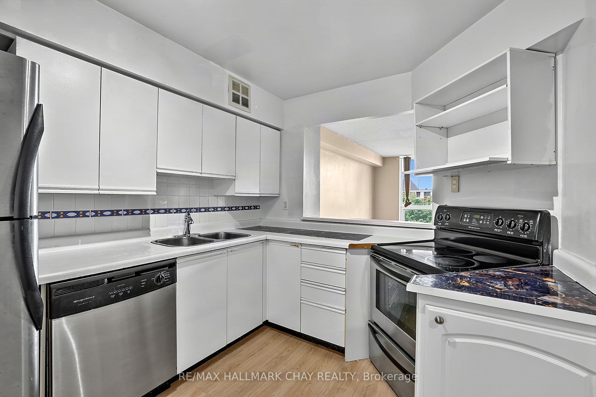 326 Major Mackenzie Drive E 705, Richmond Hill, ON L4C 8T4