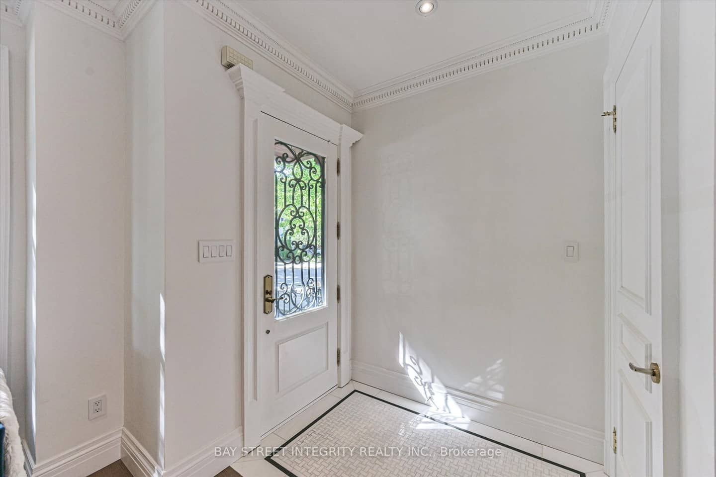 354 Old Orchard Grove, Toronto, ON M5M 2E9