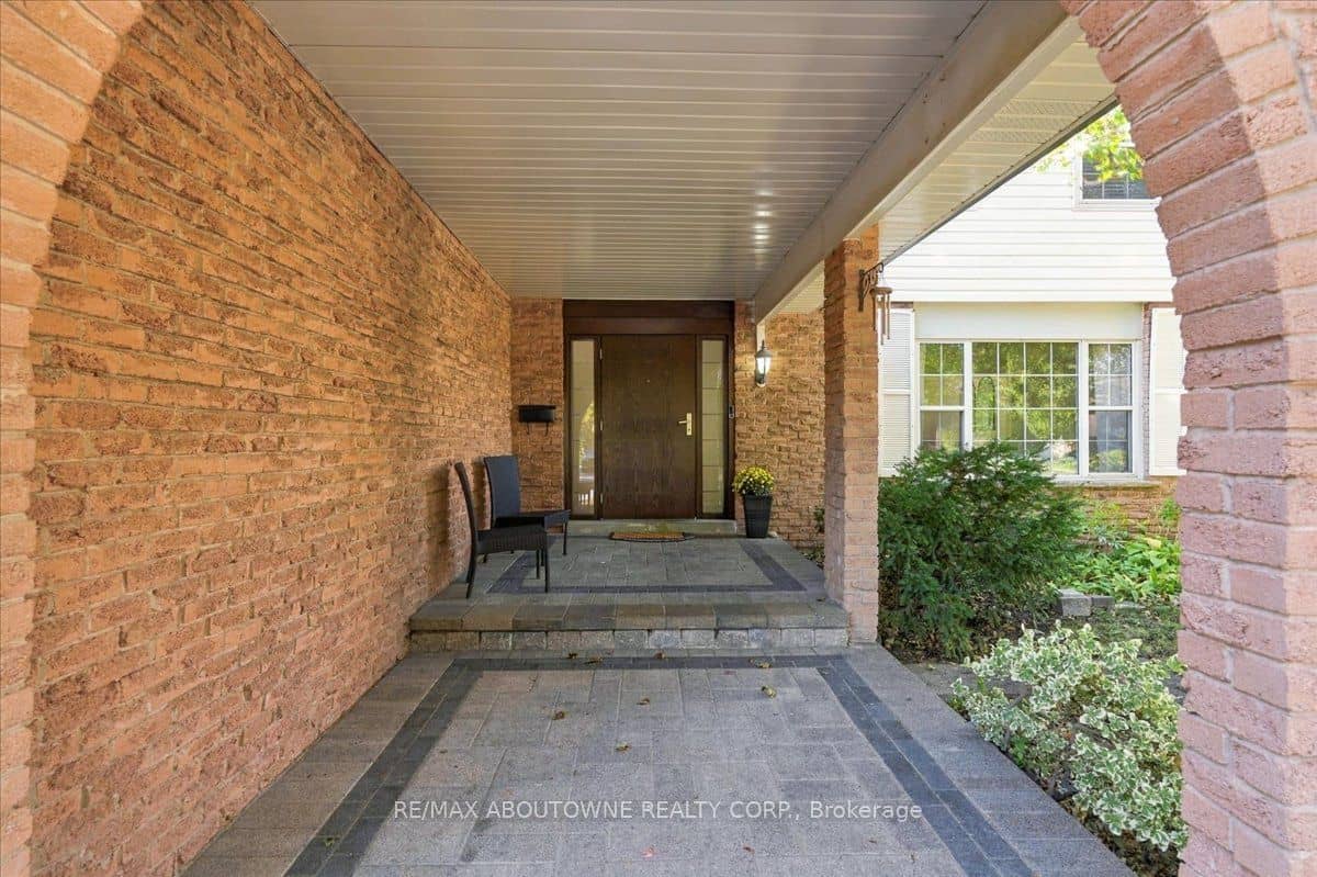 1125 Grand Boulevard, Oakville, ON L6H 2X2
