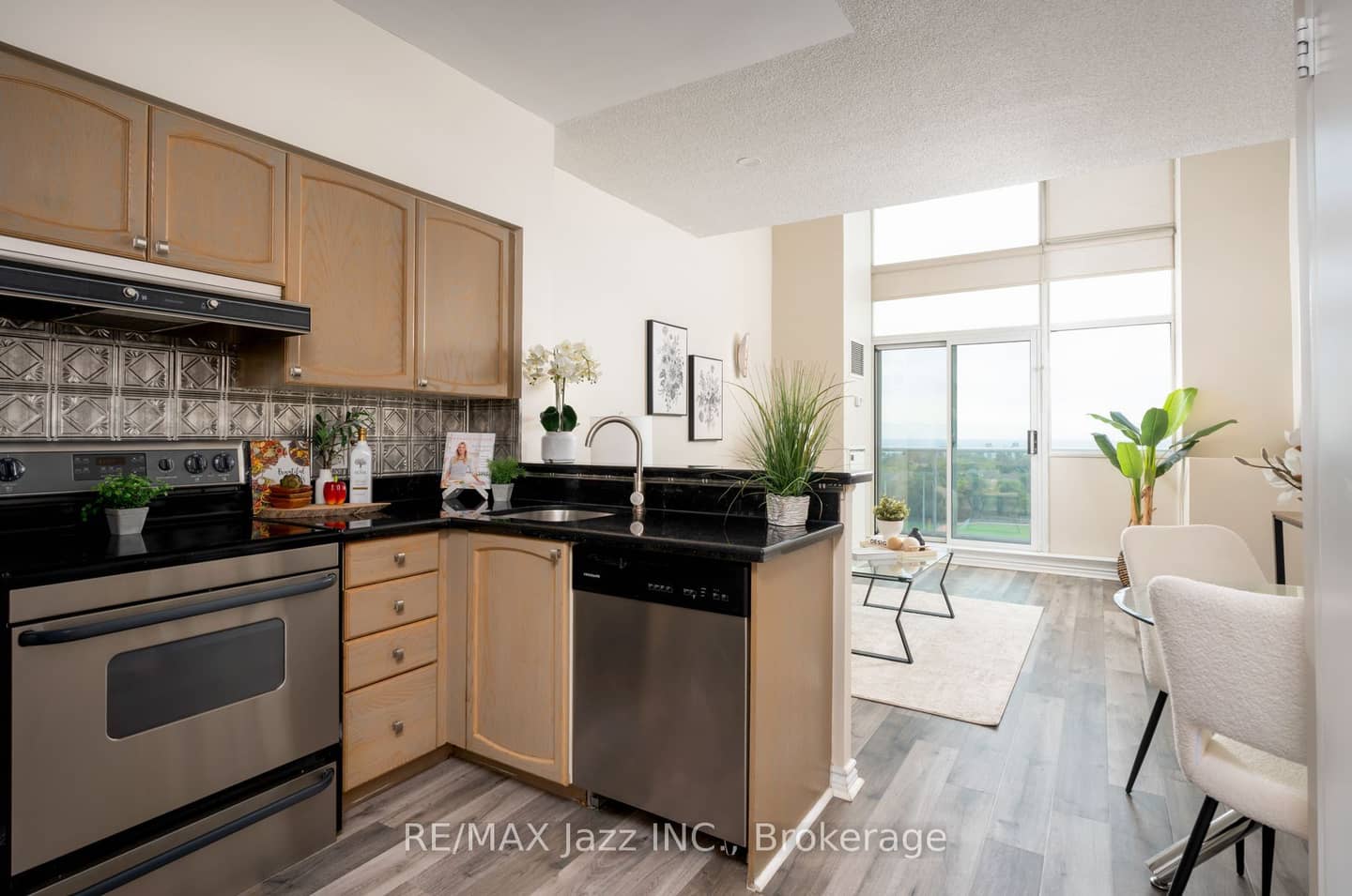 200 Manitoba Street 609, Toronto, ON M8Y 3Y9