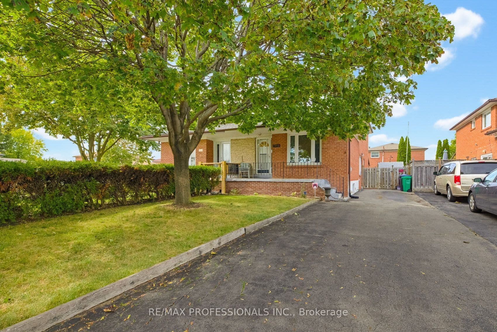7540 Darcel Avenue, Mississauga, ON L4T 2X9