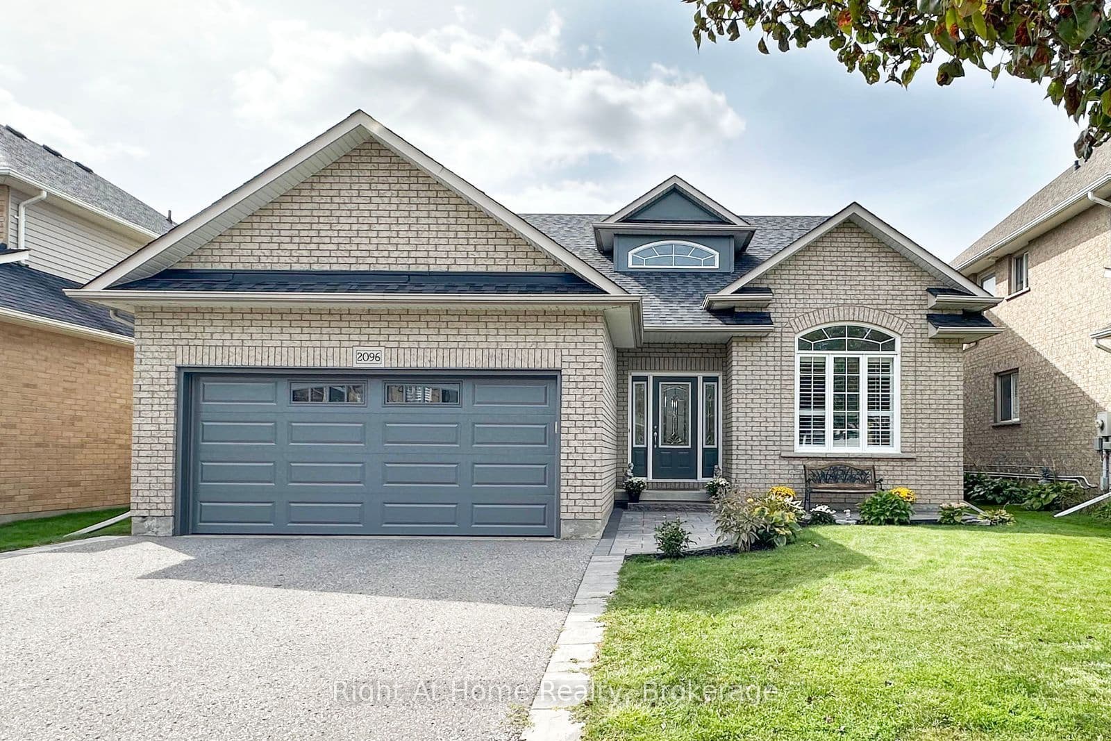 2096 STORNOWAY Street, Oshawa, ON L1L 1C3