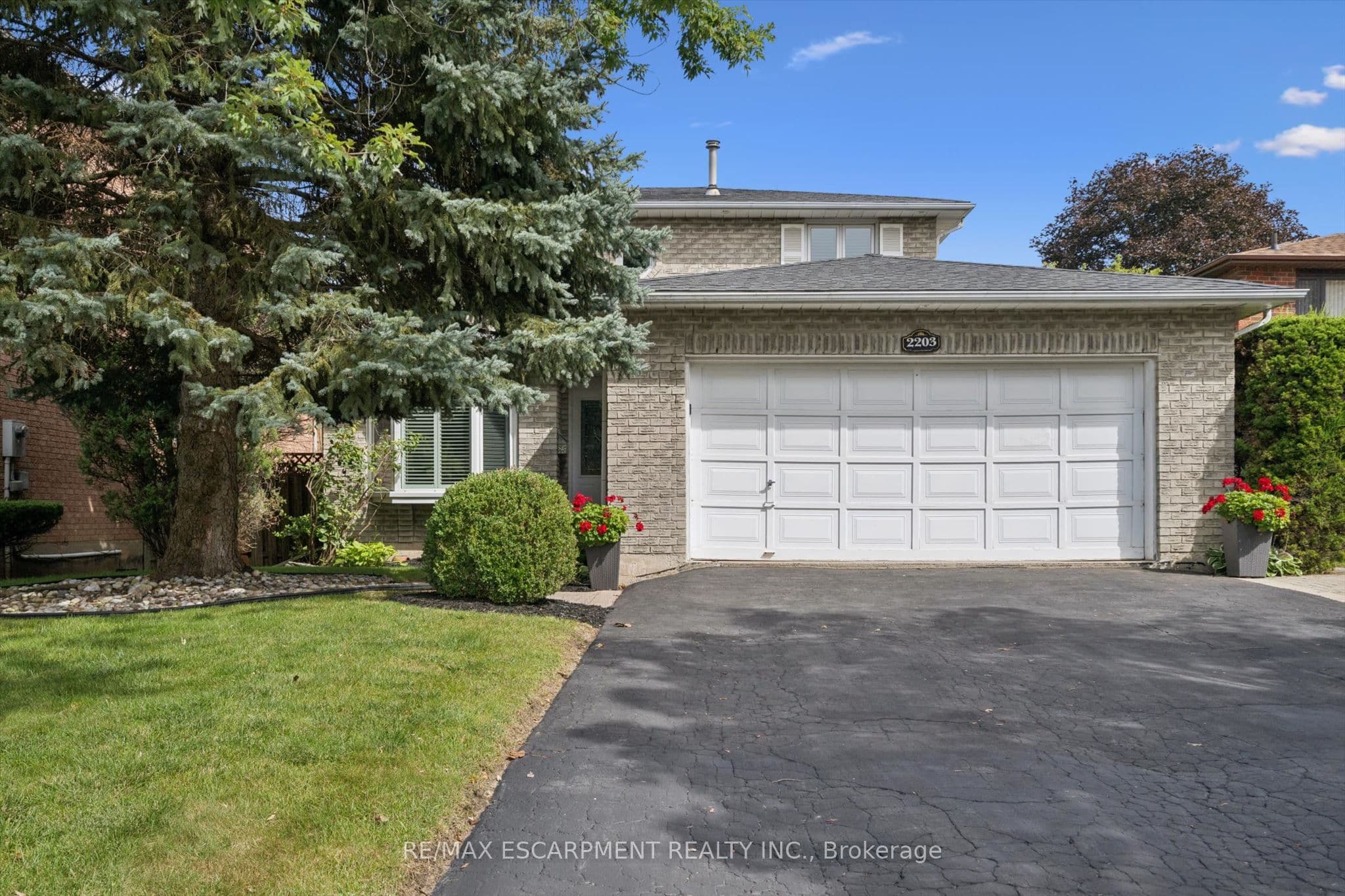 2203 Robin Drive, Mississauga, ON L5K 2L5