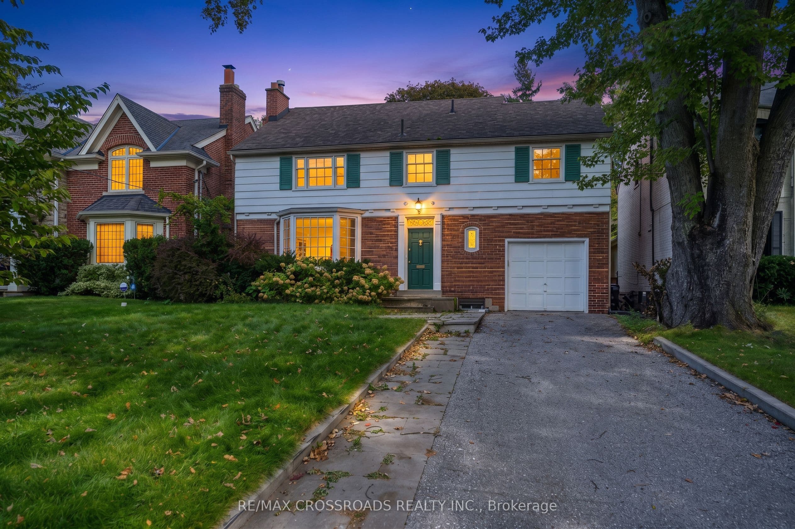 19 Strathgowan Crescent, Toronto, ON M4N 2Z6