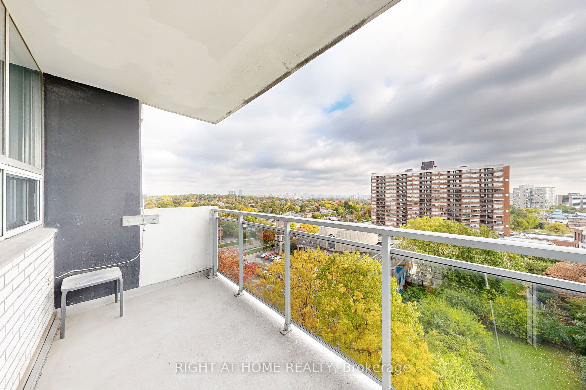 151 LaRose Avenue E 907, Toronto, ON M9P 1B3