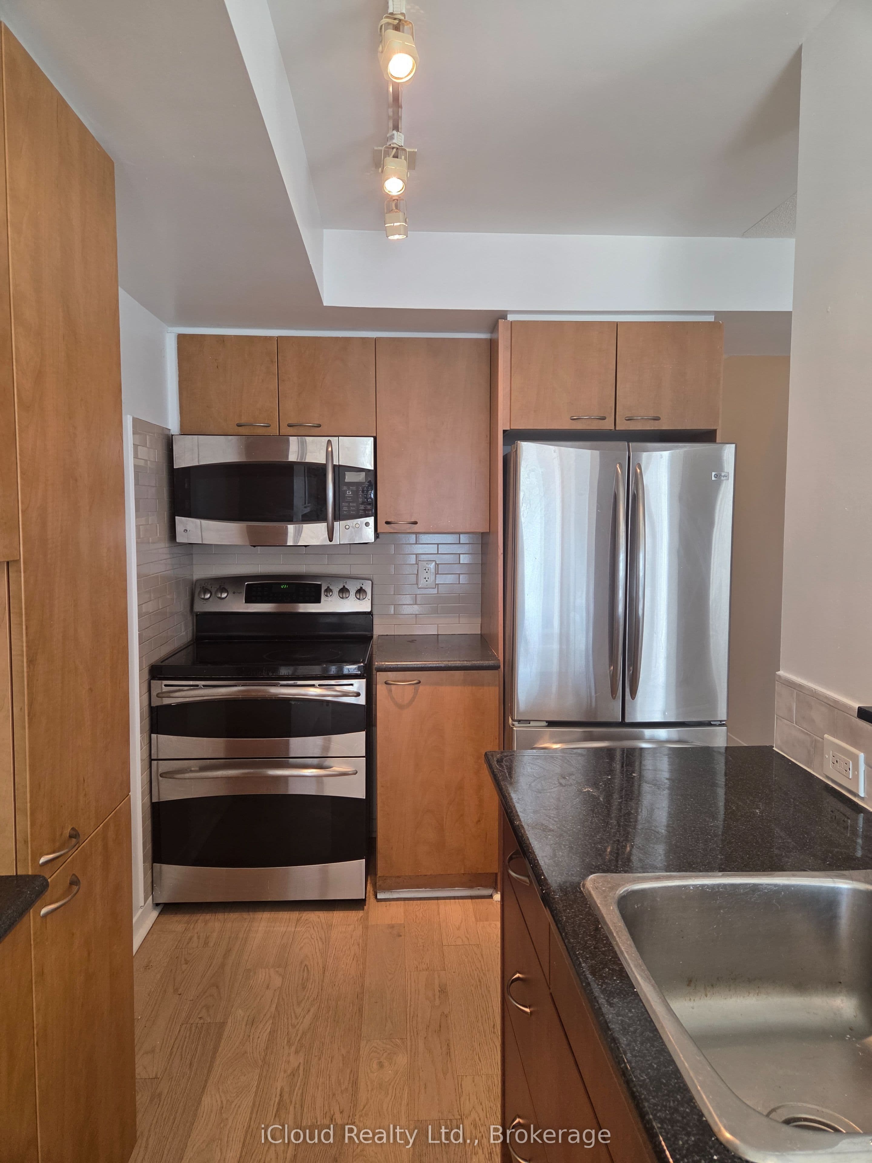 1040 The Queensway Avenue 713, Toronto, ON M8Z 0A7